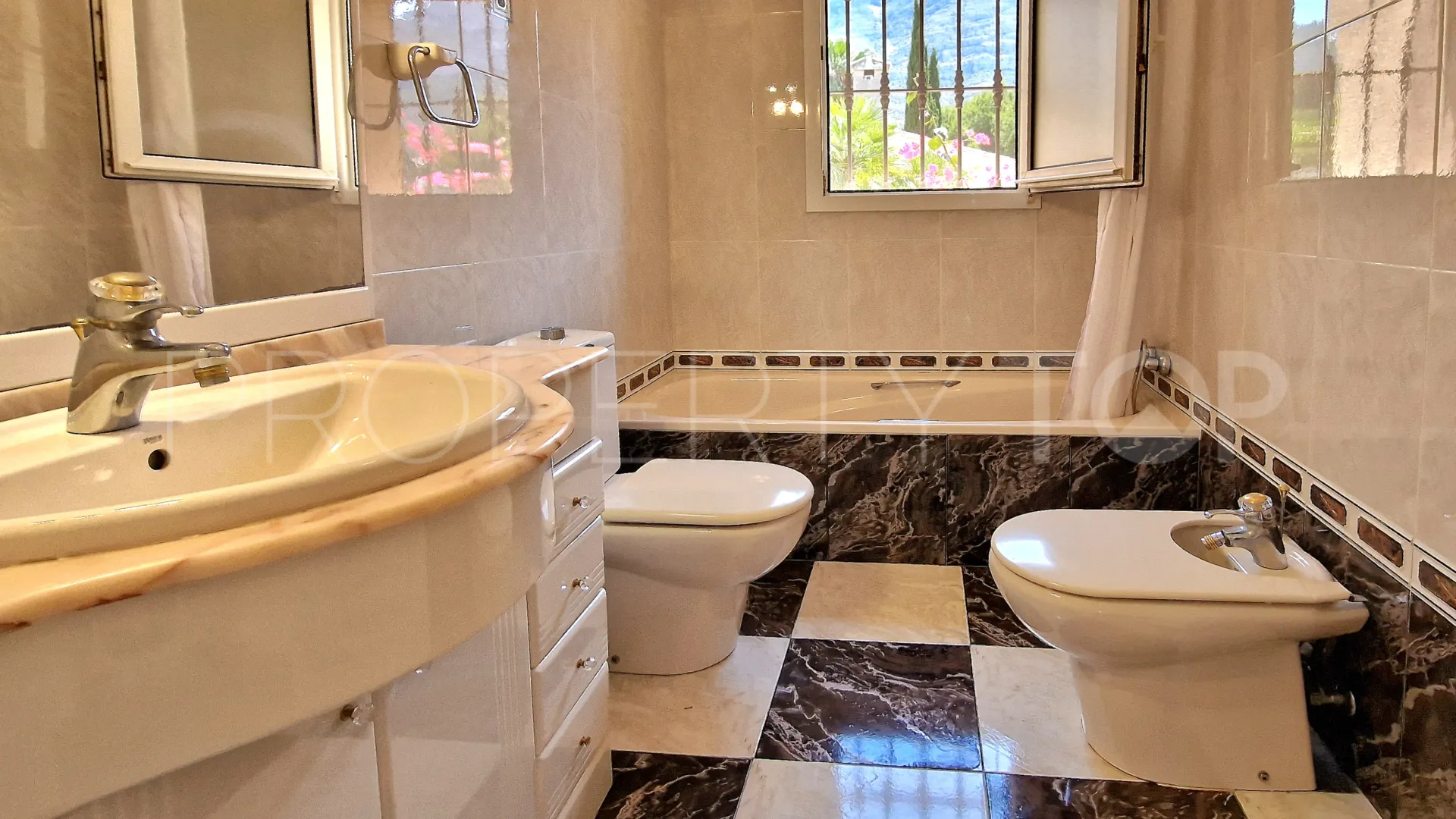 Comprar villa con 7 dormitorios en Denia