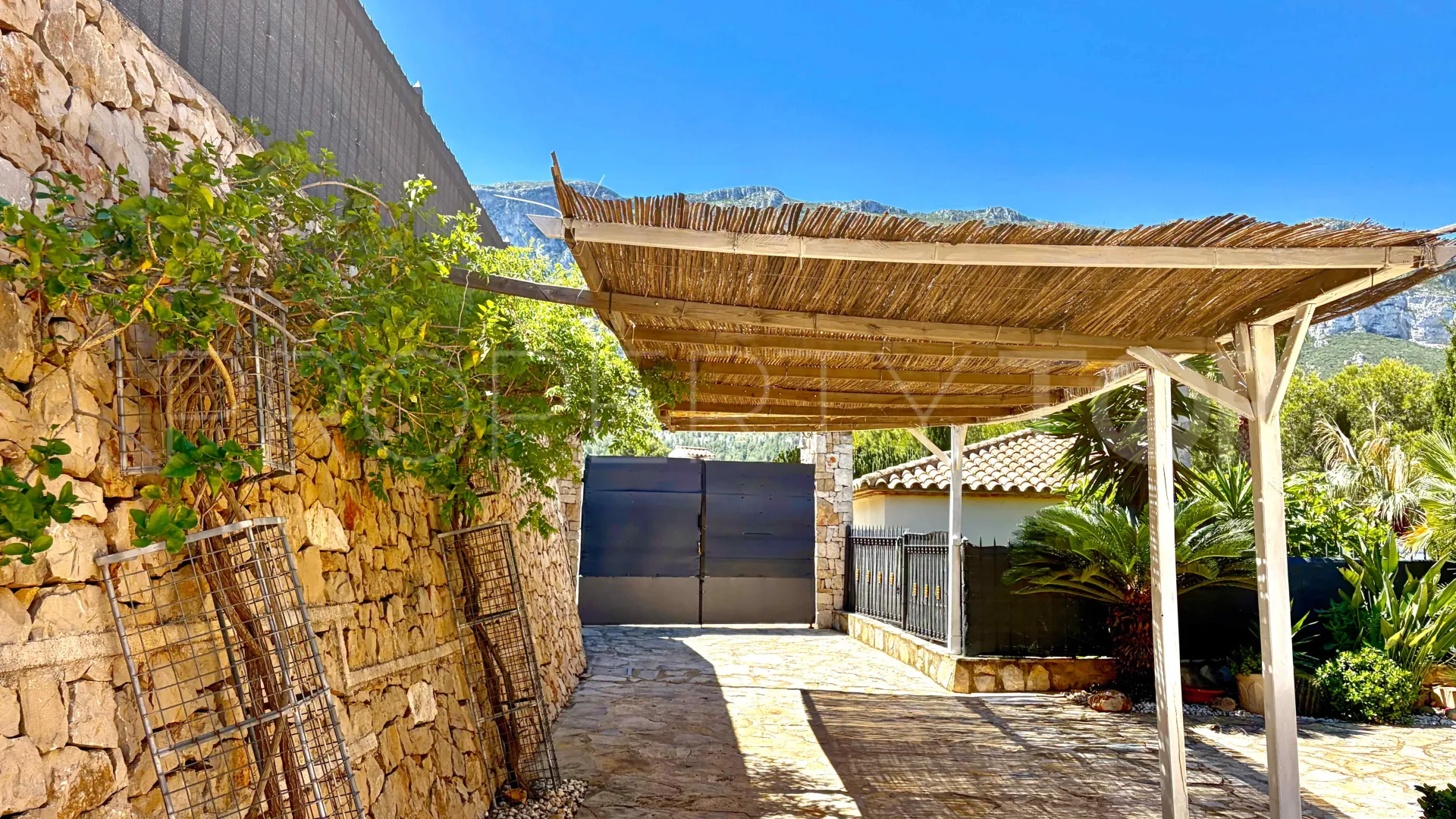 Comprar villa con 7 dormitorios en Denia