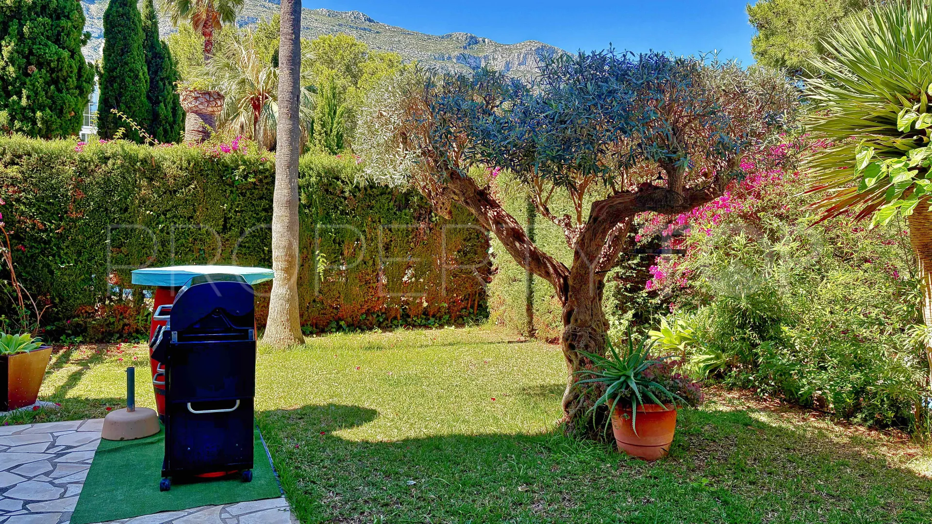 Comprar villa con 7 dormitorios en Denia