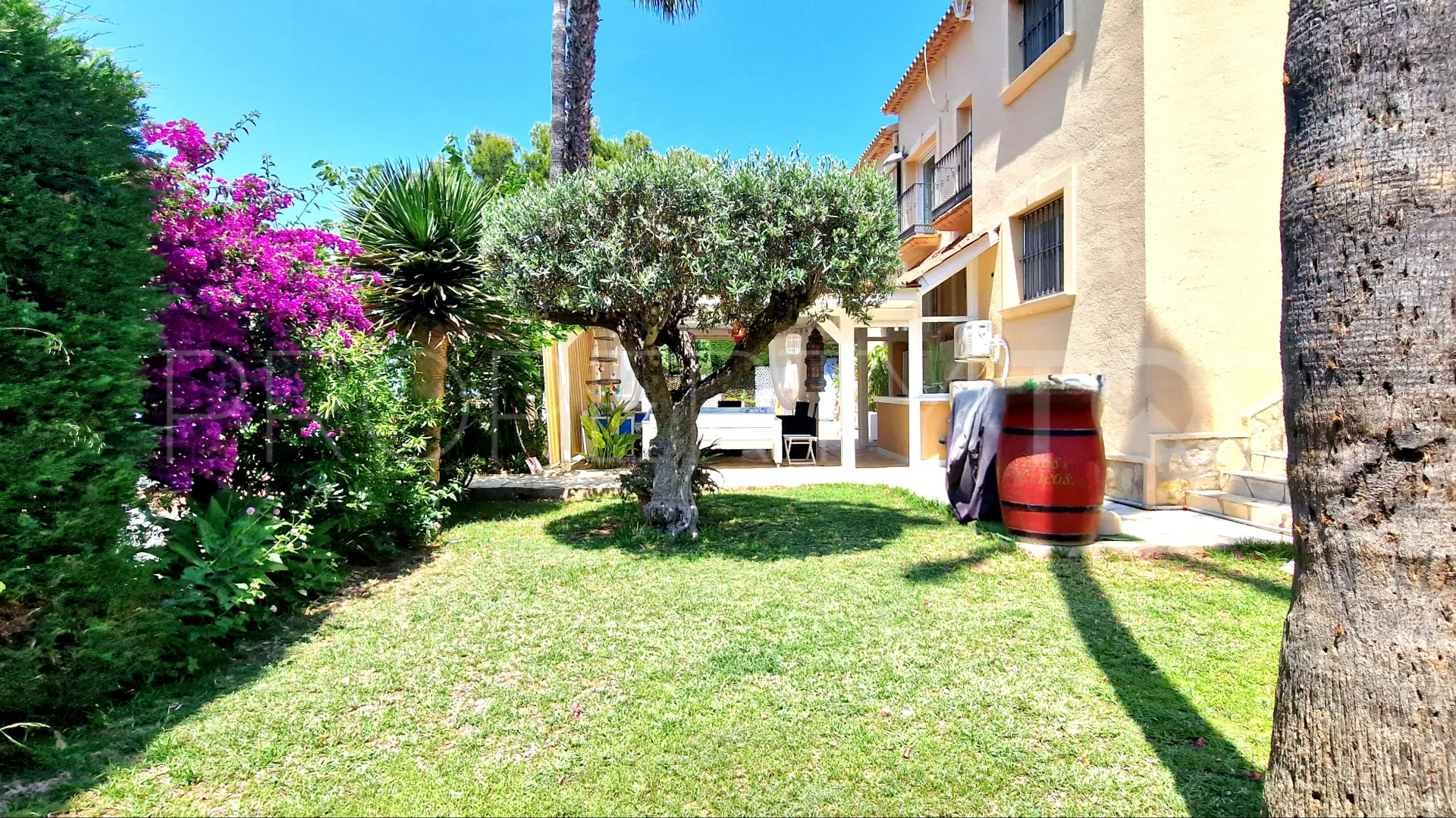 Comprar villa con 7 dormitorios en Denia