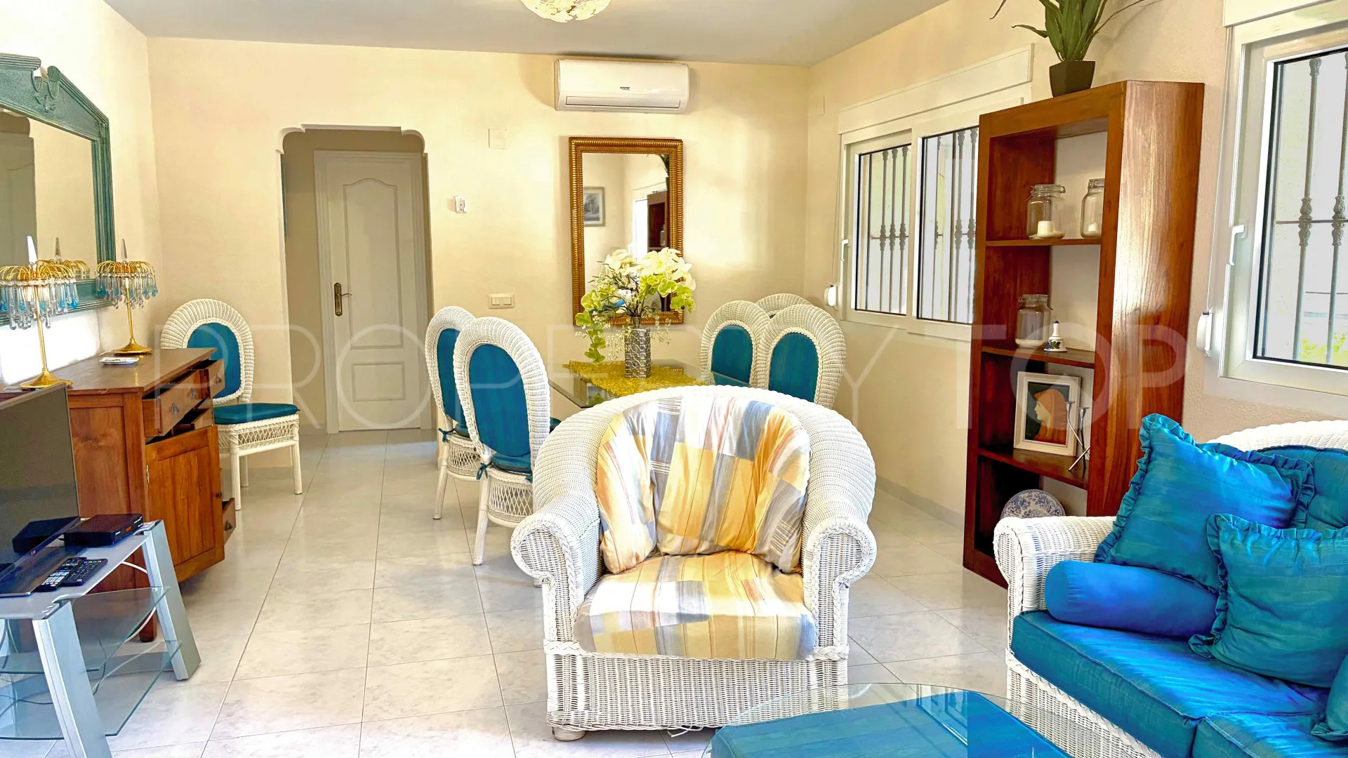 Comprar villa con 7 dormitorios en Denia