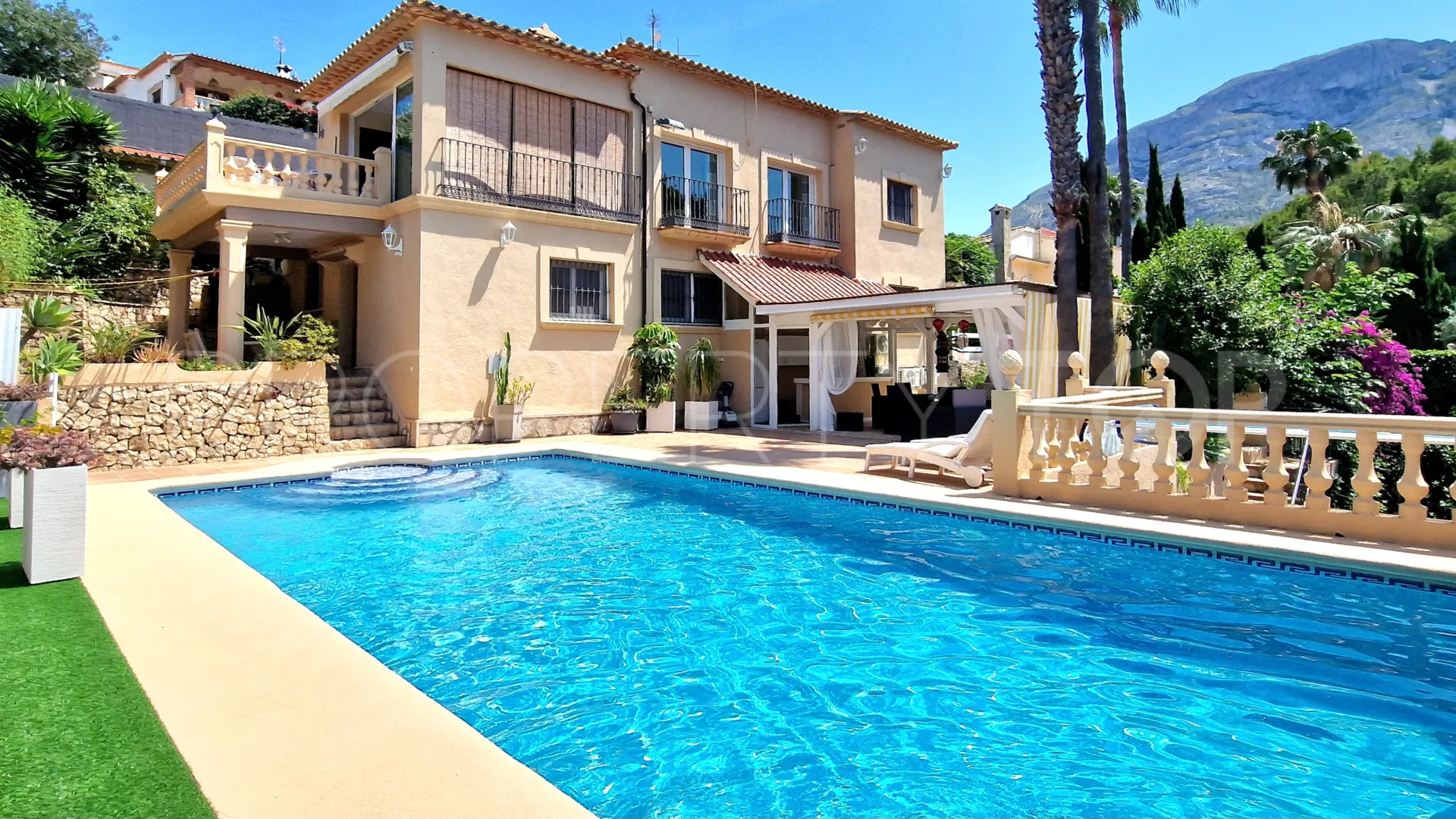 Comprar villa con 7 dormitorios en Denia