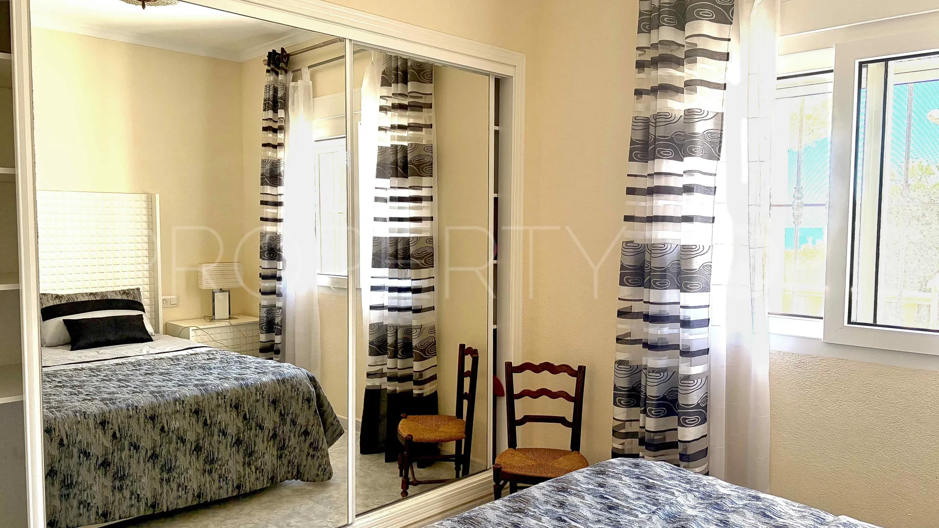 Comprar villa con 7 dormitorios en Denia