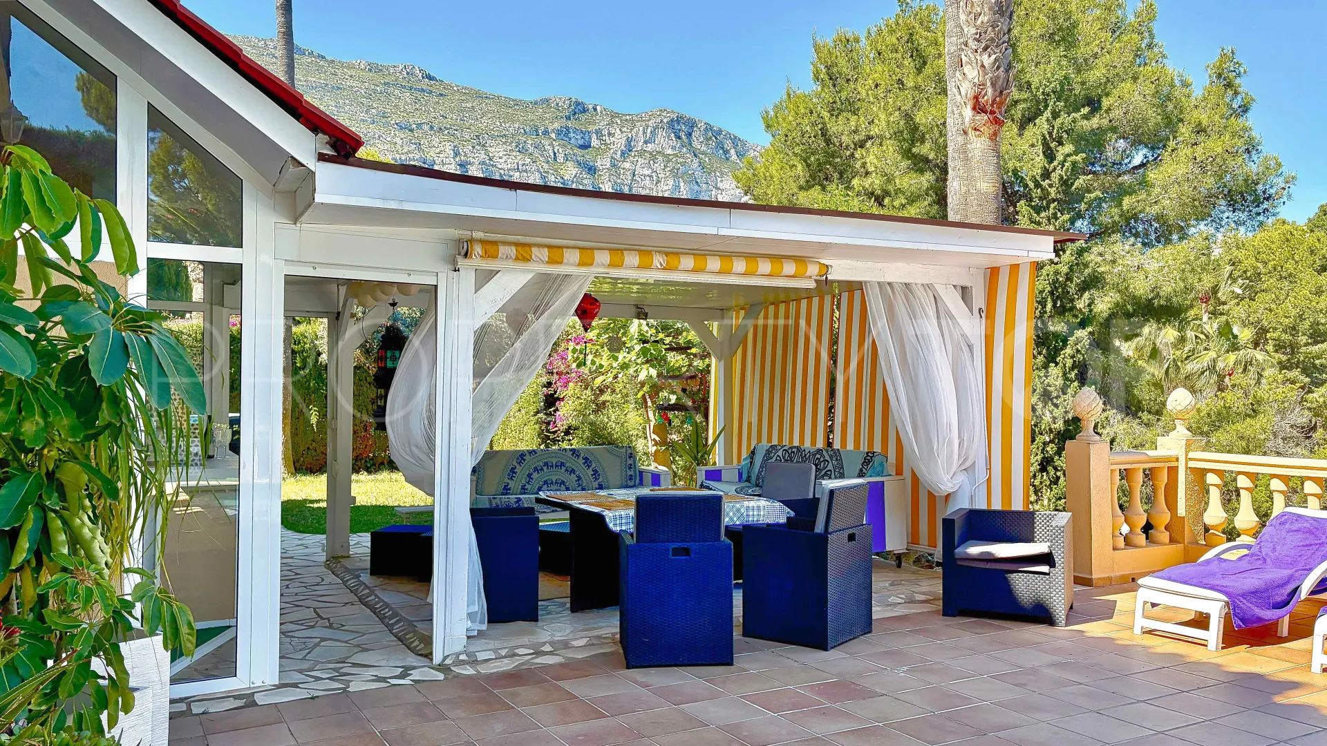 Comprar villa con 7 dormitorios en Denia