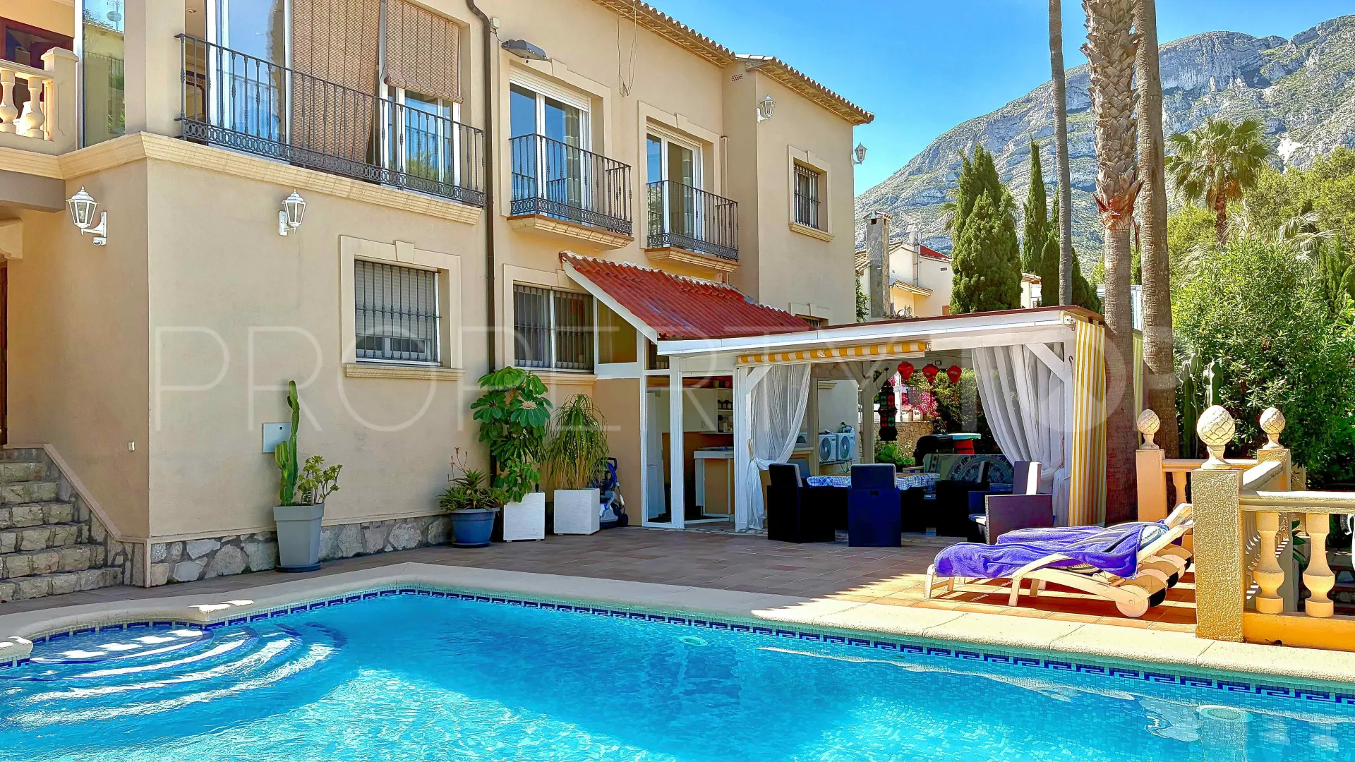 Comprar villa con 7 dormitorios en Denia