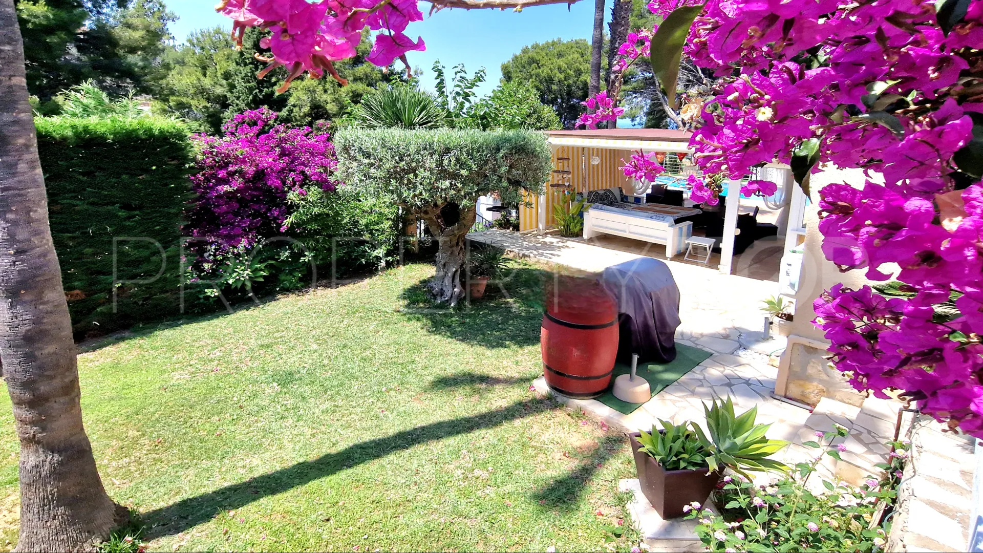Comprar villa con 7 dormitorios en Denia
