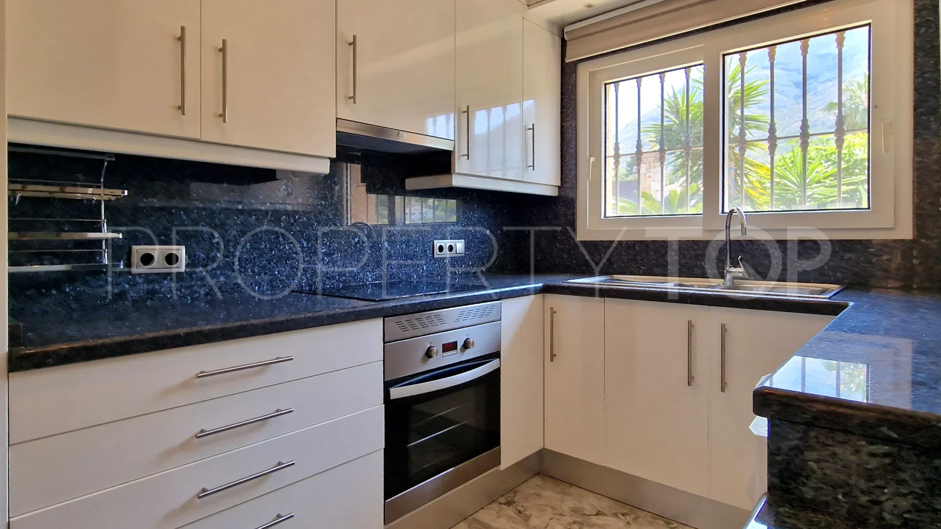 Comprar villa con 7 dormitorios en Denia