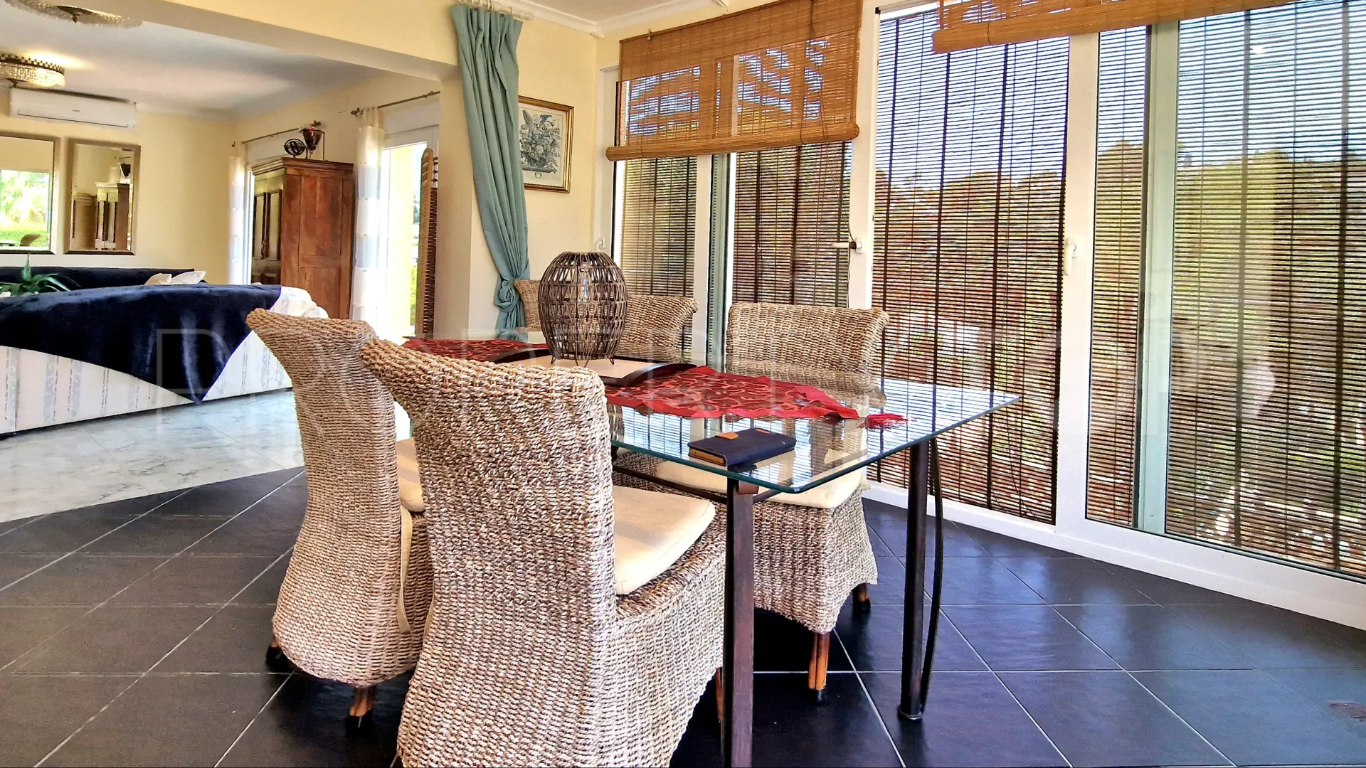 Comprar villa con 7 dormitorios en Denia