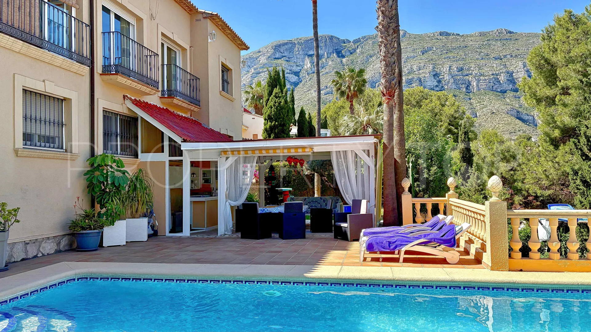 Comprar villa con 7 dormitorios en Denia