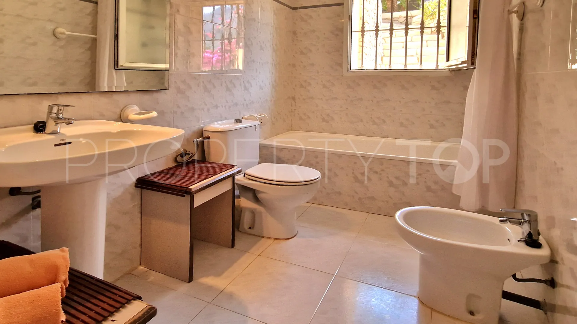 Comprar villa con 7 dormitorios en Denia