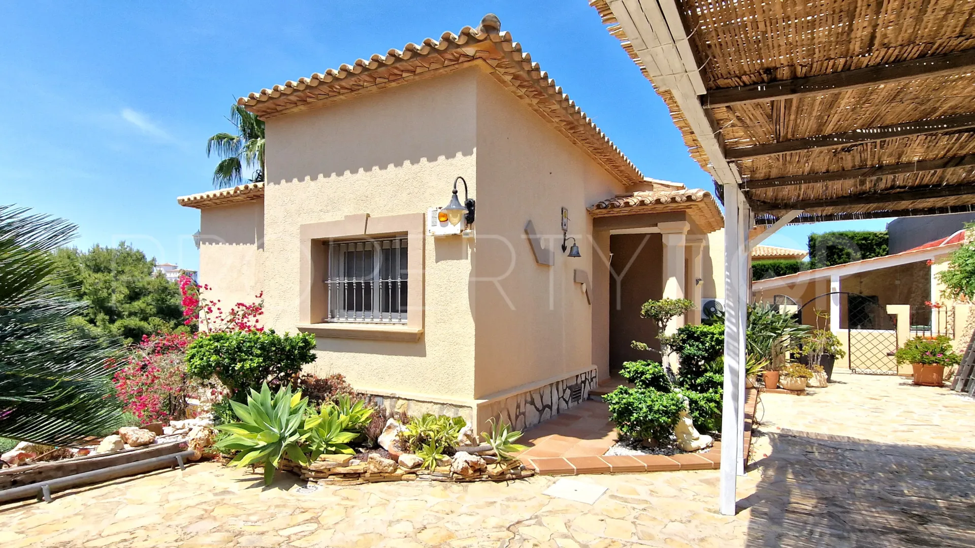 Comprar villa con 7 dormitorios en Denia