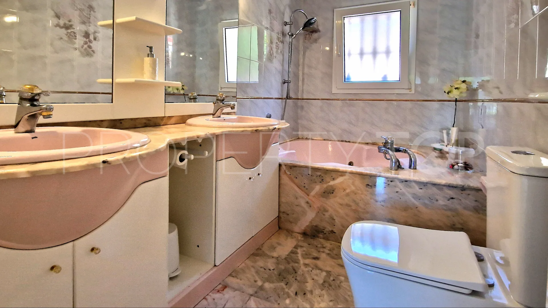 Comprar villa con 7 dormitorios en Denia