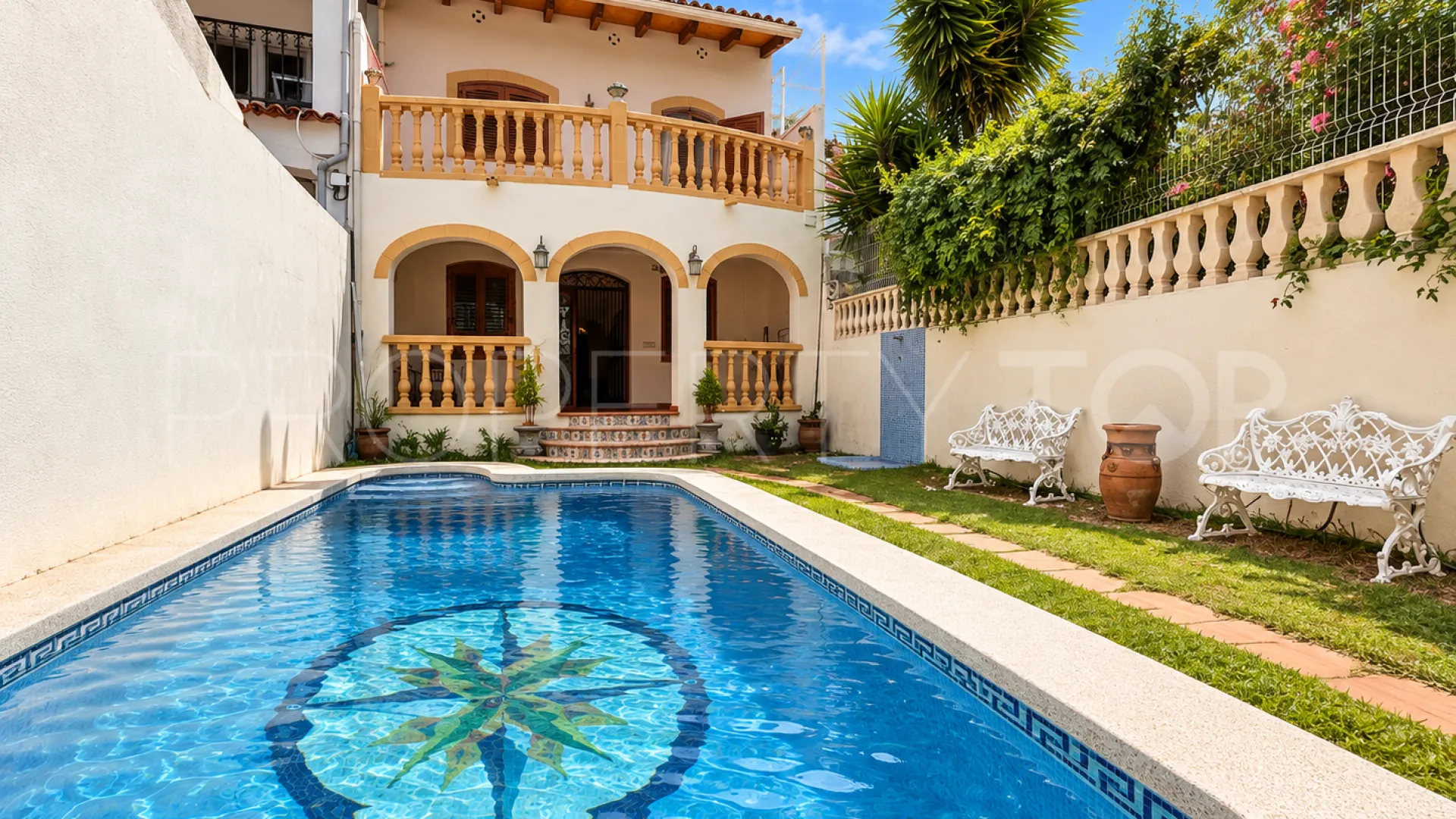 Se vende pareado en Oliva de 3 dormitorios