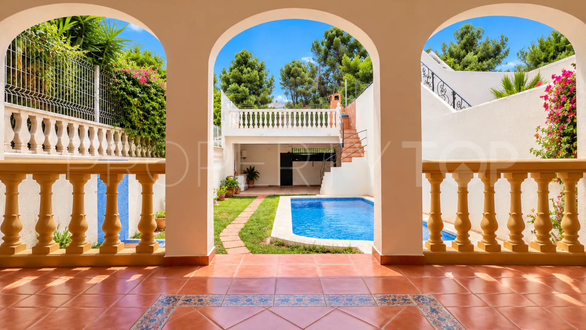 Se vende pareado en Oliva de 3 dormitorios
