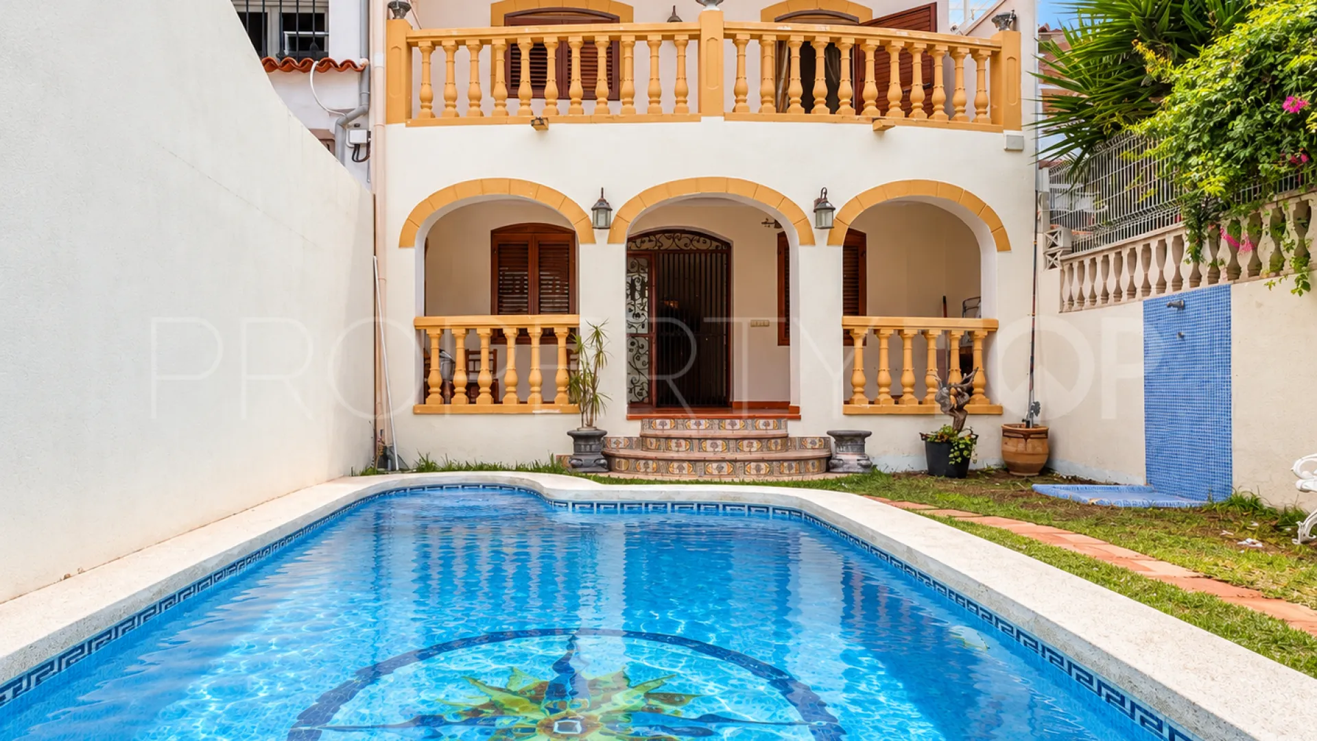 Se vende pareado en Oliva de 3 dormitorios