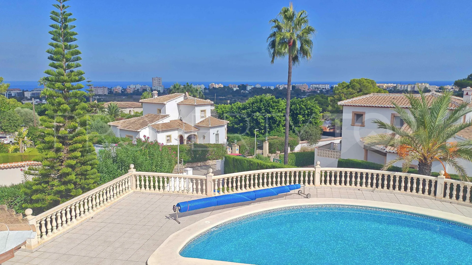 Buy villa with 3 bedrooms in Jávea