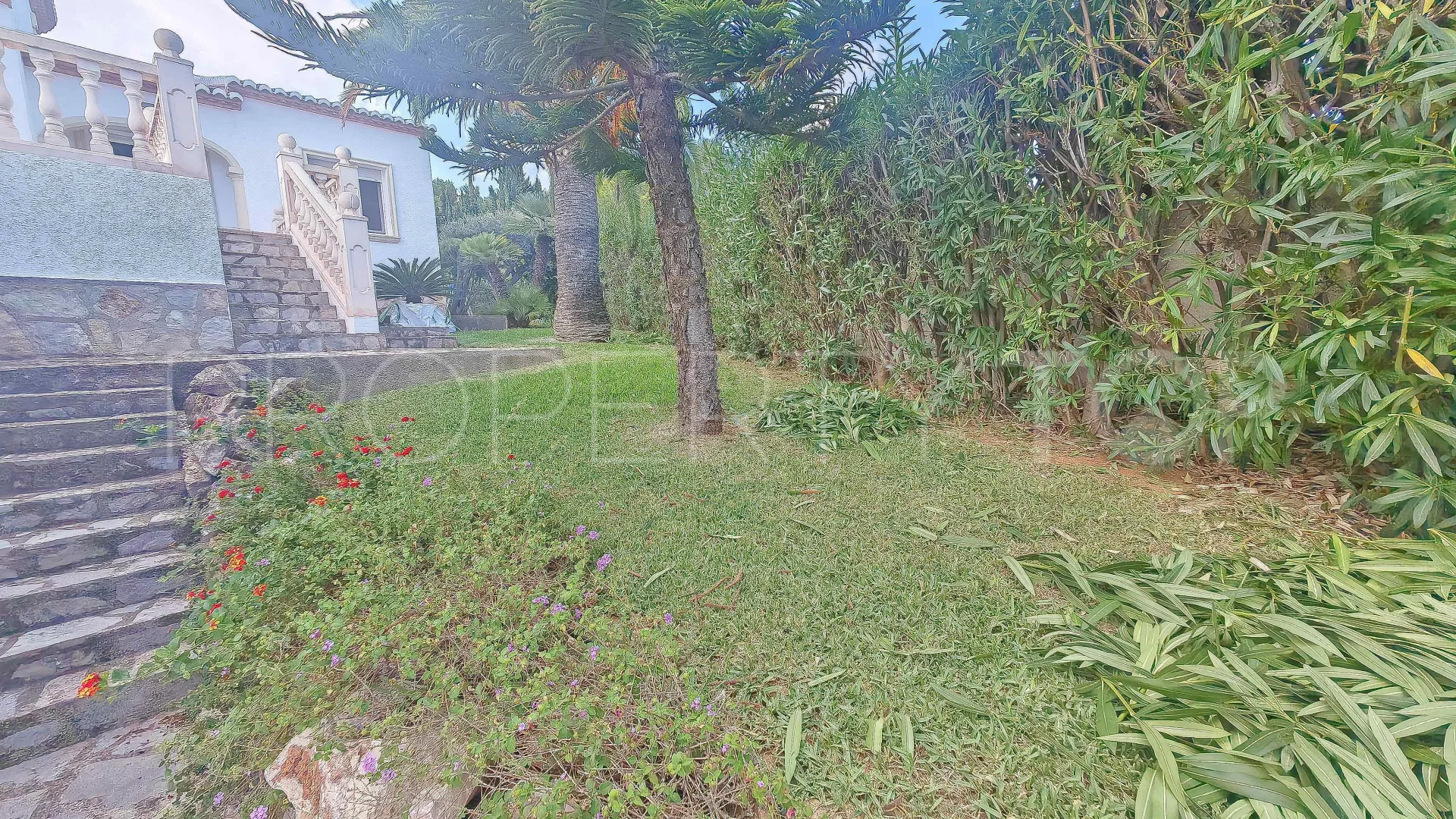 Buy villa with 3 bedrooms in Jávea