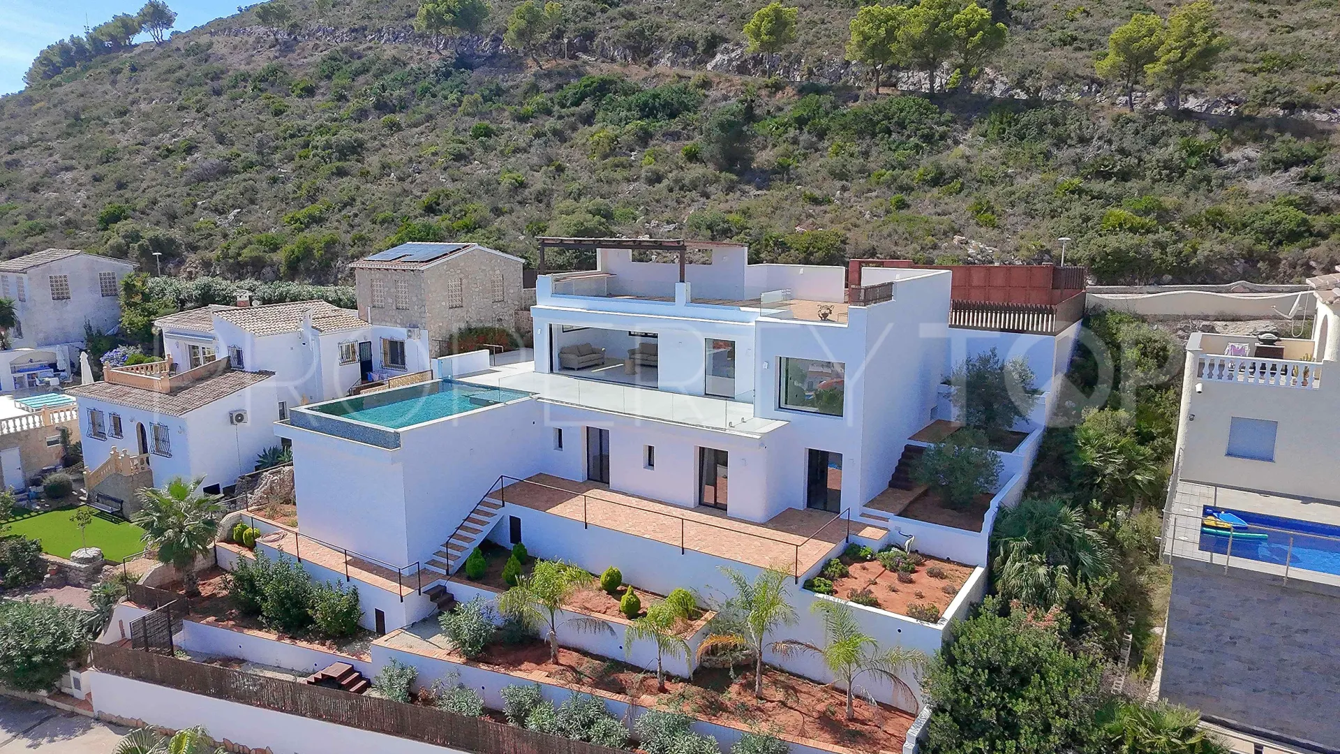 For sale villa in Cumbre del Sol with 4 bedrooms