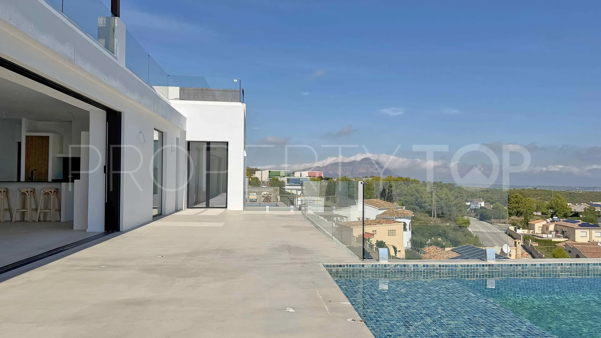 For sale villa in Cumbre del Sol with 4 bedrooms