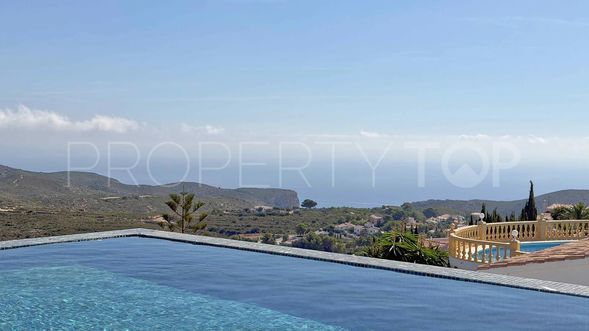 For sale villa in Cumbre del Sol with 4 bedrooms