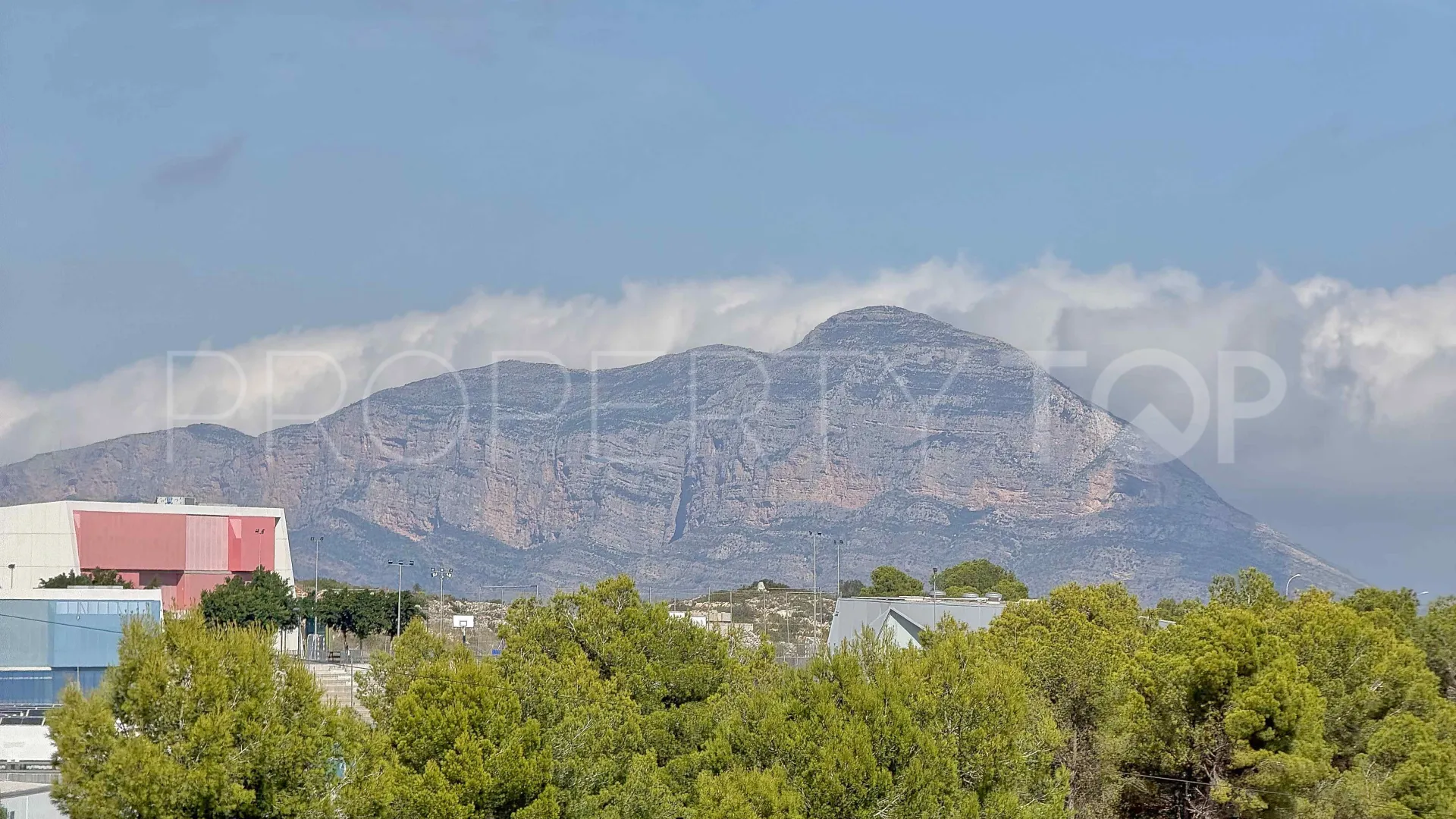 For sale villa in Cumbre del Sol with 4 bedrooms