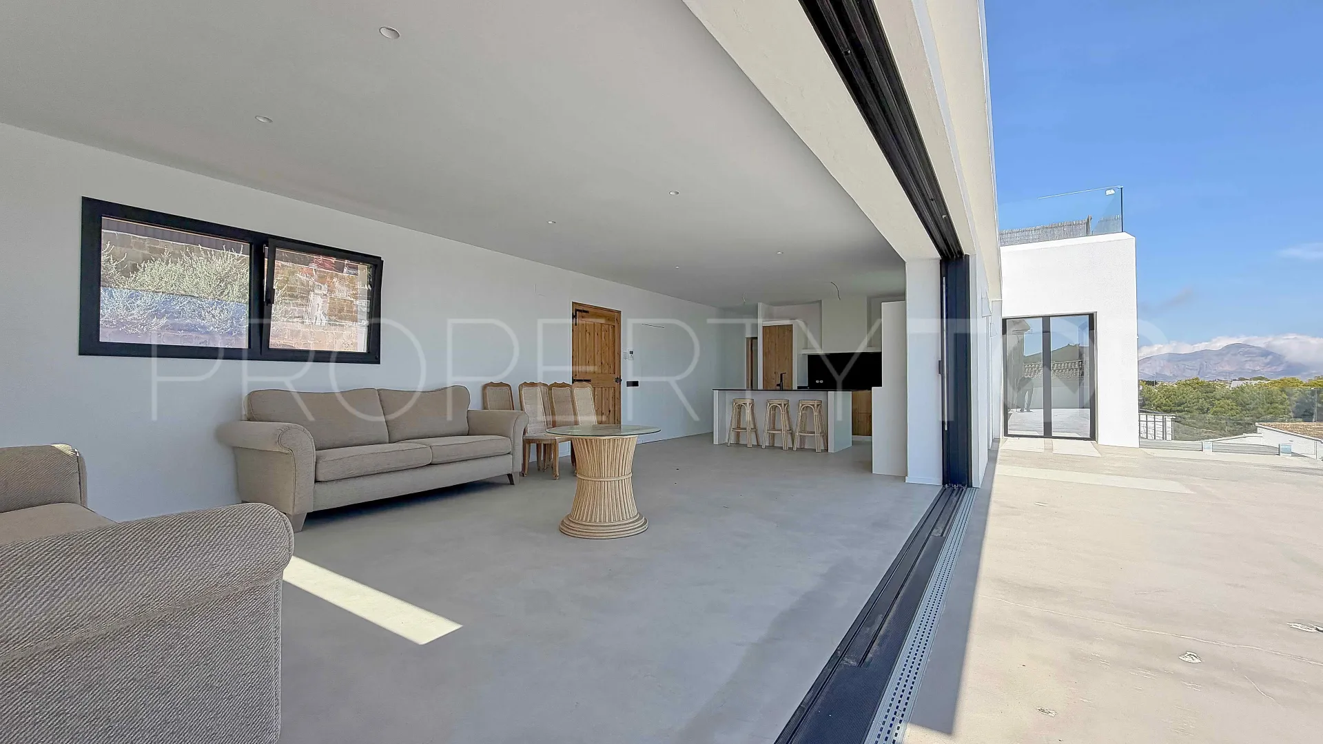 For sale villa in Cumbre del Sol with 4 bedrooms