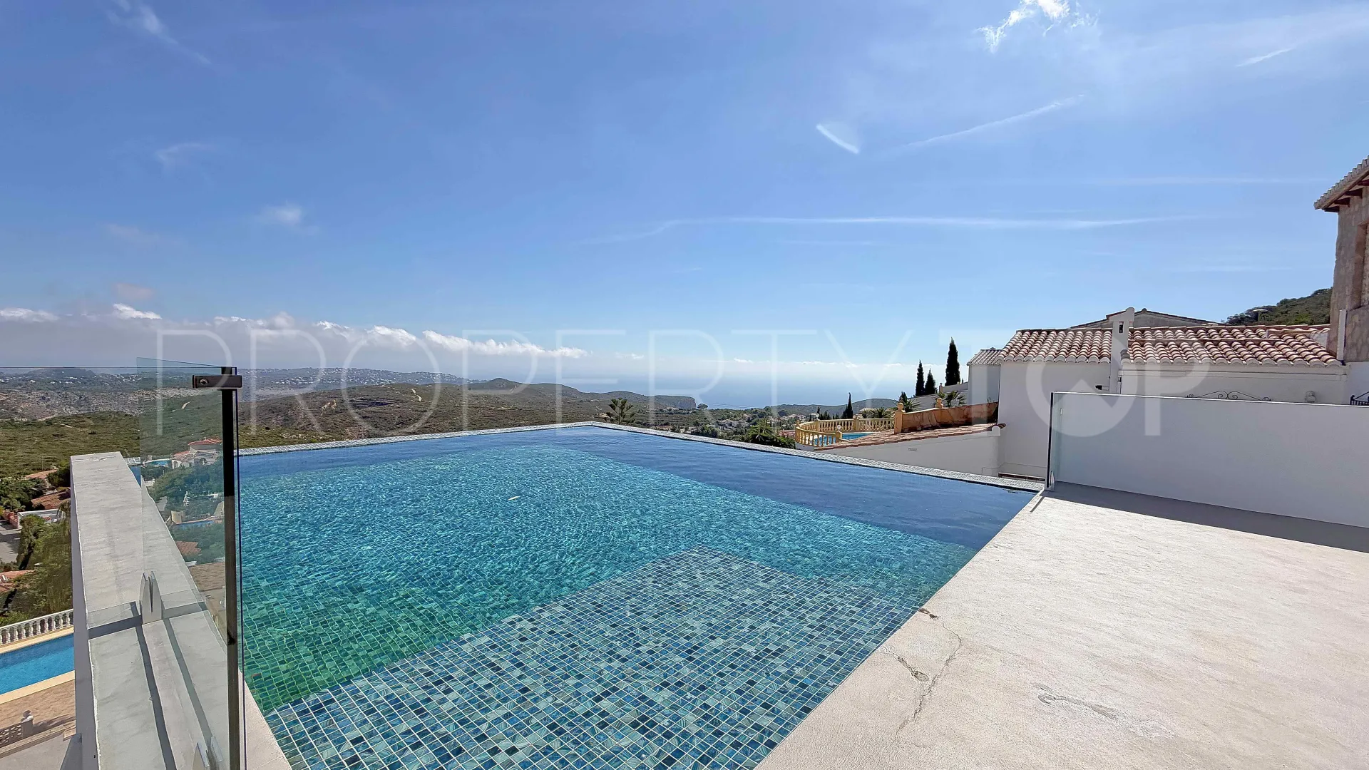 For sale villa in Cumbre del Sol with 4 bedrooms