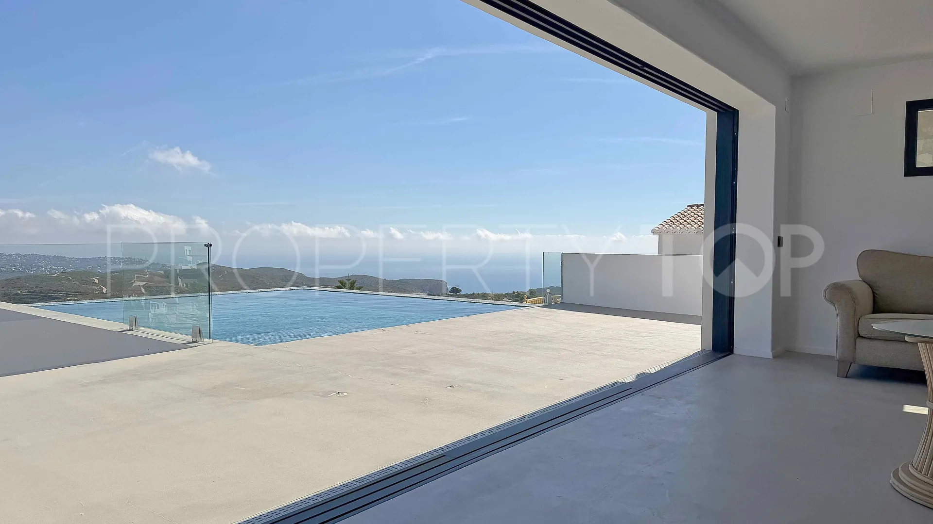 For sale villa in Cumbre del Sol with 4 bedrooms
