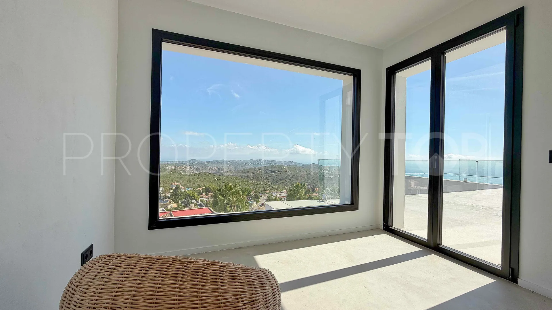 For sale villa in Cumbre del Sol with 4 bedrooms