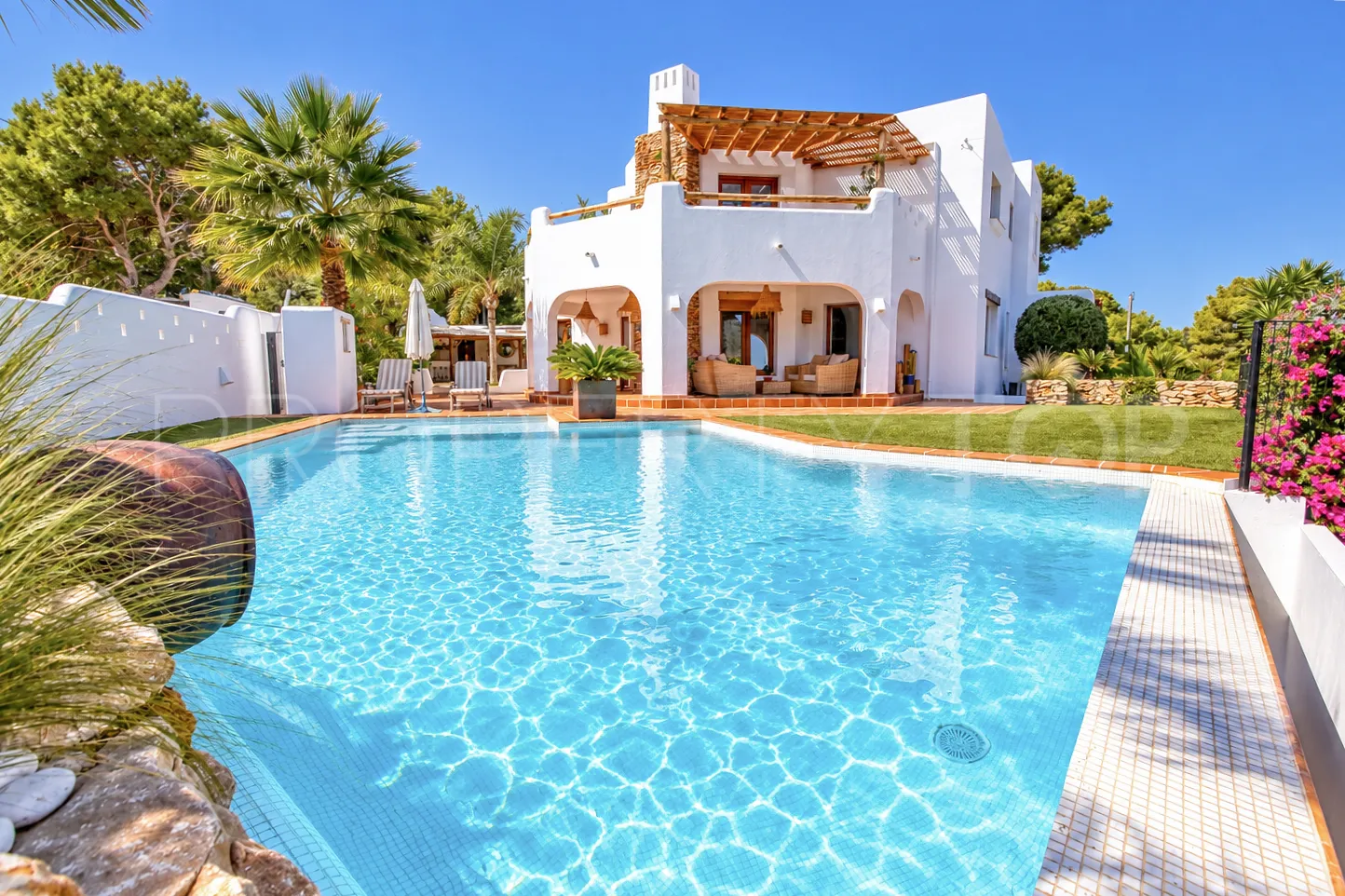 Se vende villa con 5 dormitorios en Moraira