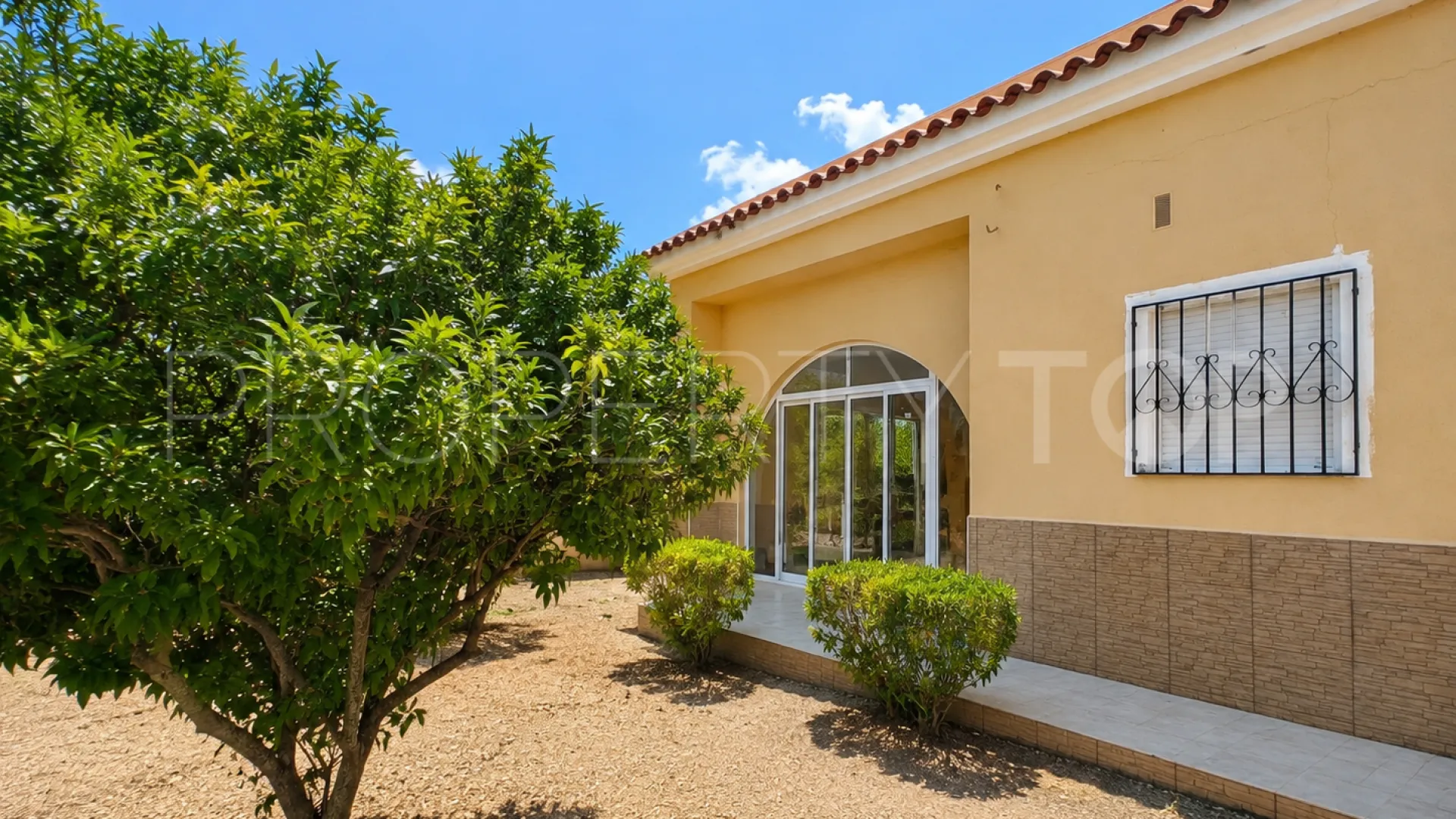 For sale 4 bedrooms finca in Oliva