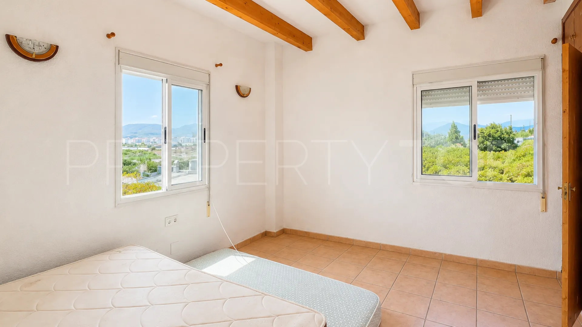For sale 4 bedrooms finca in Oliva