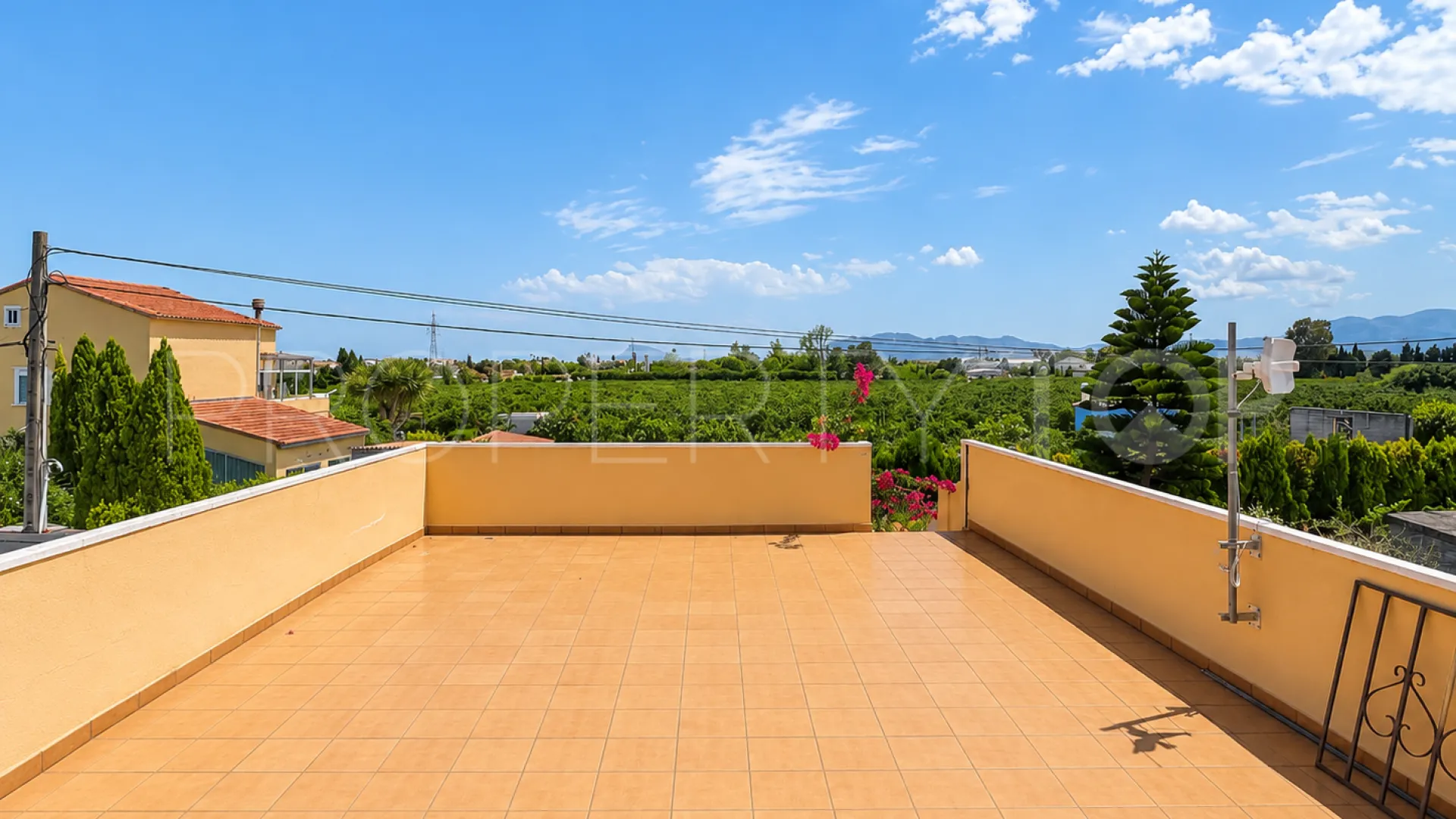 For sale 4 bedrooms finca in Oliva