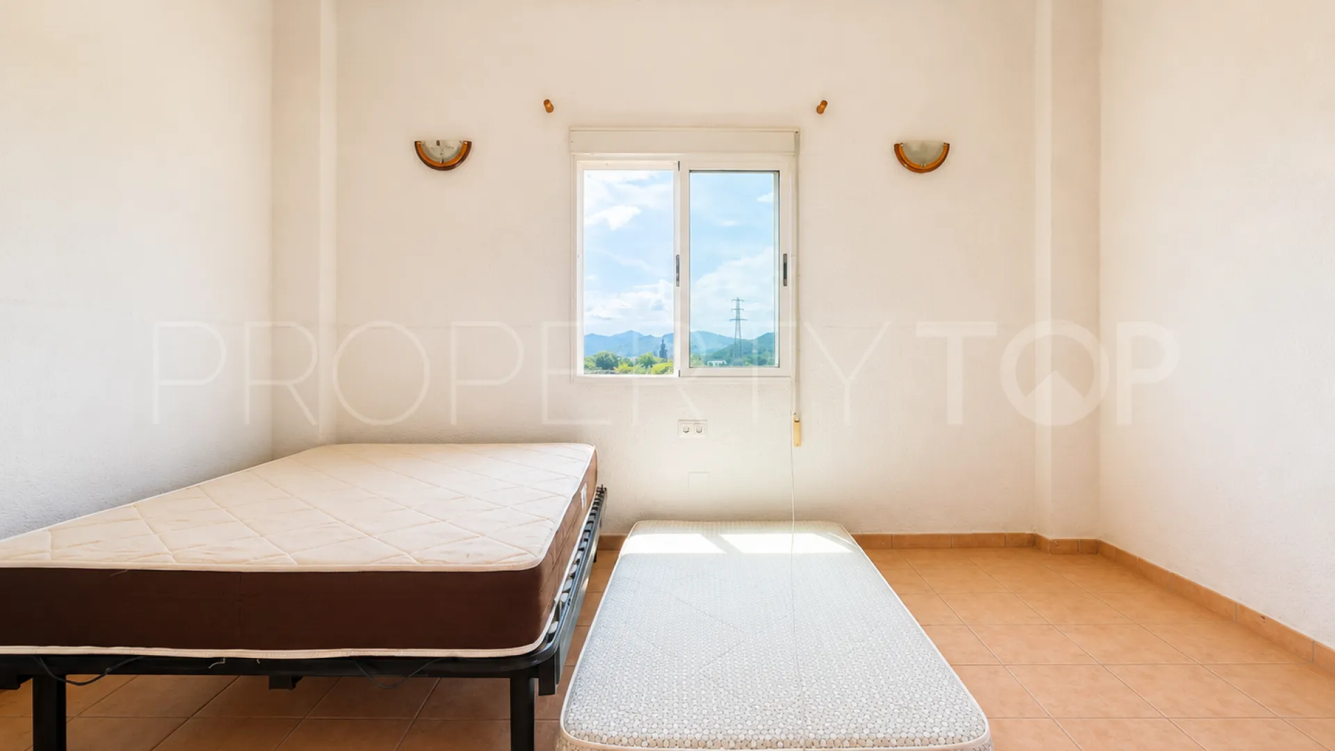For sale 4 bedrooms finca in Oliva