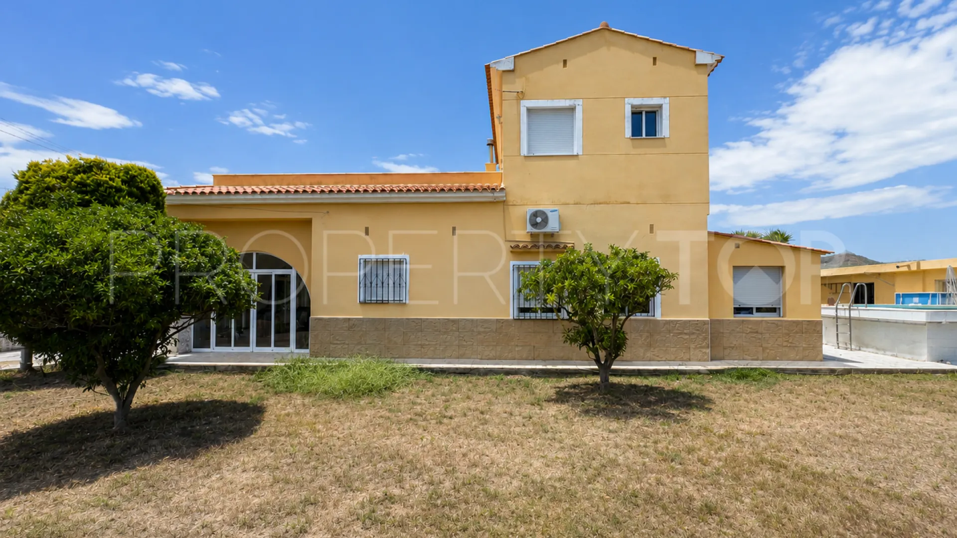 For sale 4 bedrooms finca in Oliva