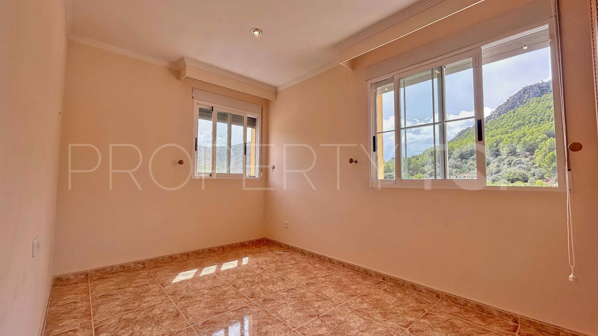 Buy 5 bedrooms villa in Orba
