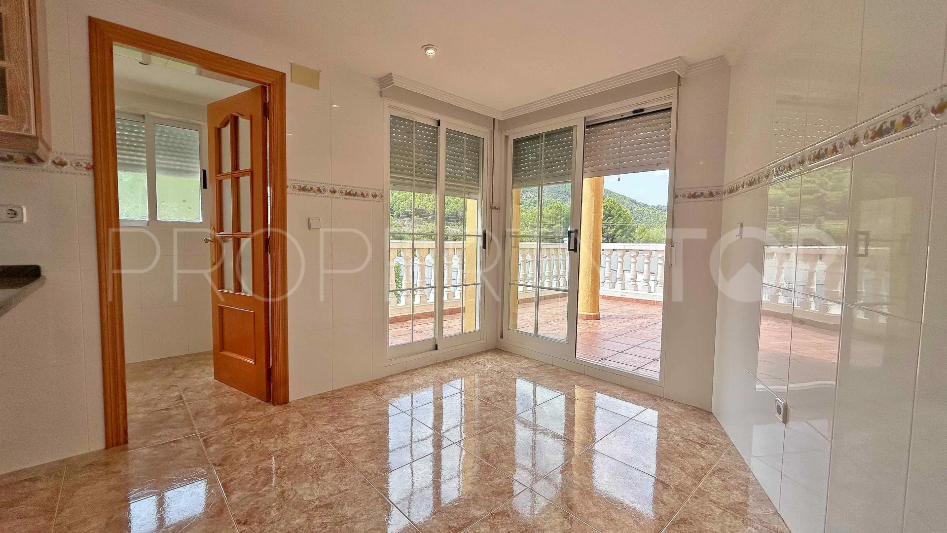Buy 5 bedrooms villa in Orba