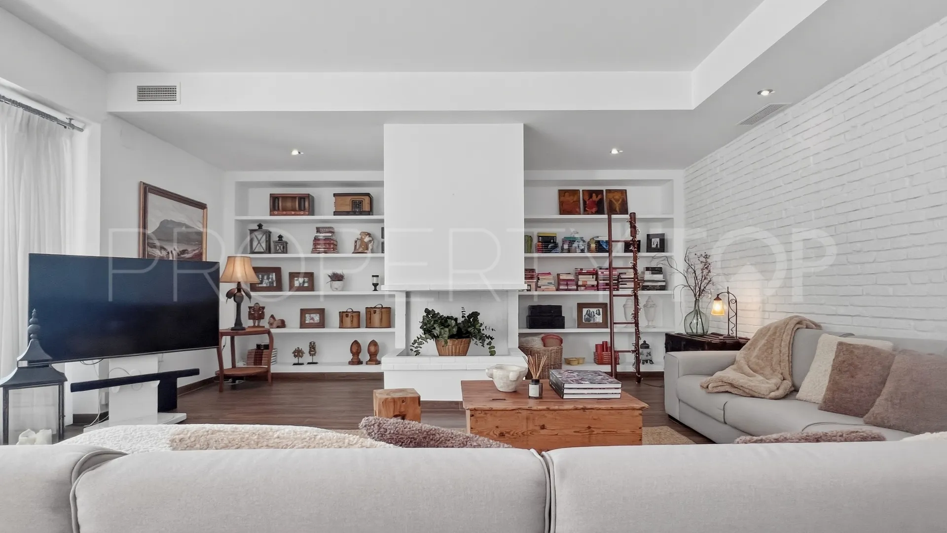 Buy Denia villa with 4 bedrooms