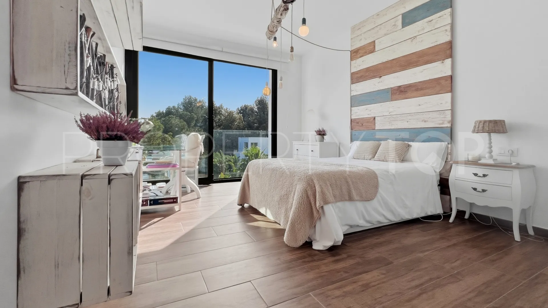 Buy Denia villa with 4 bedrooms