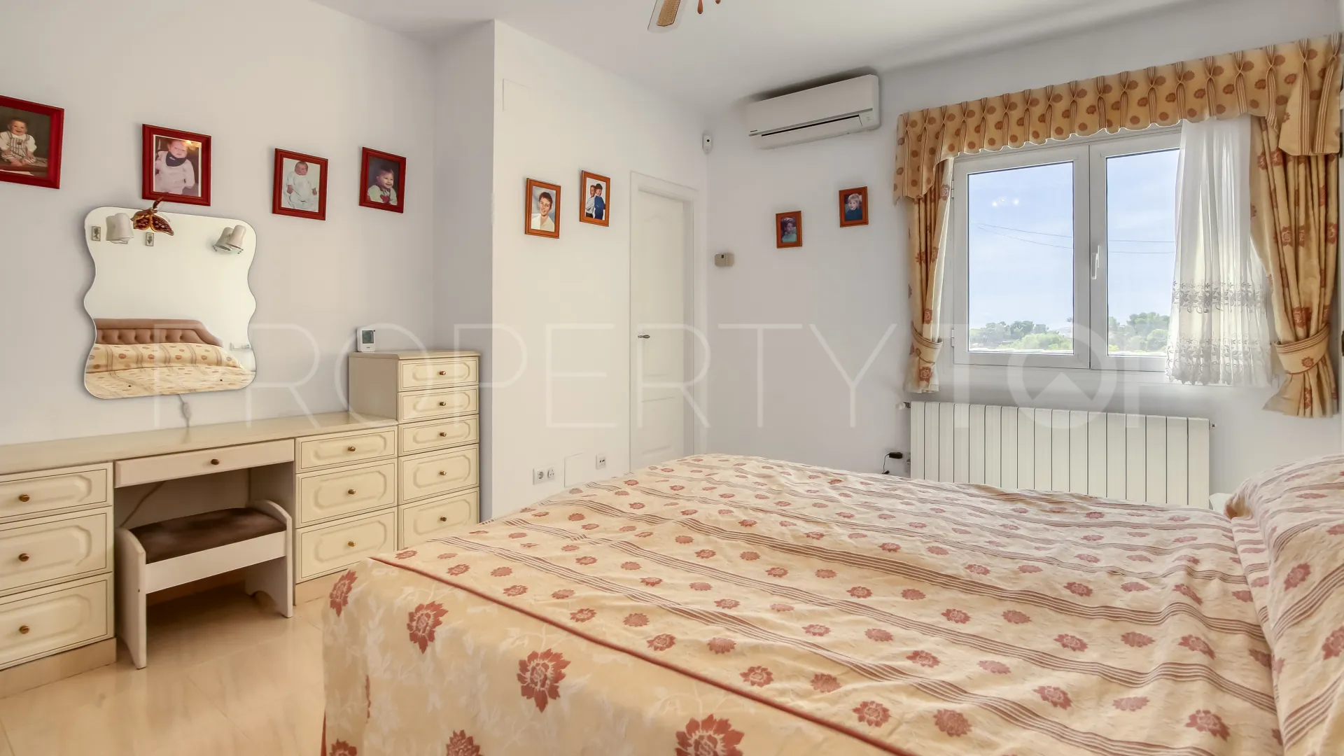 Villa en venta con 5 dormitorios en Moraira