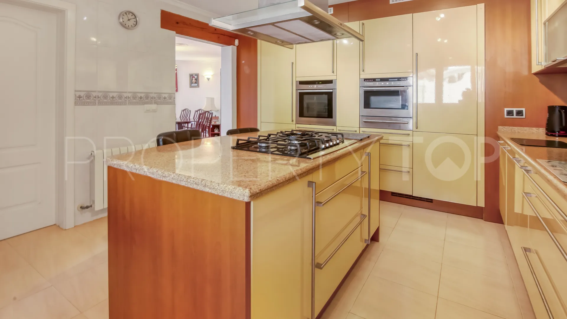 Villa en venta con 5 dormitorios en Moraira