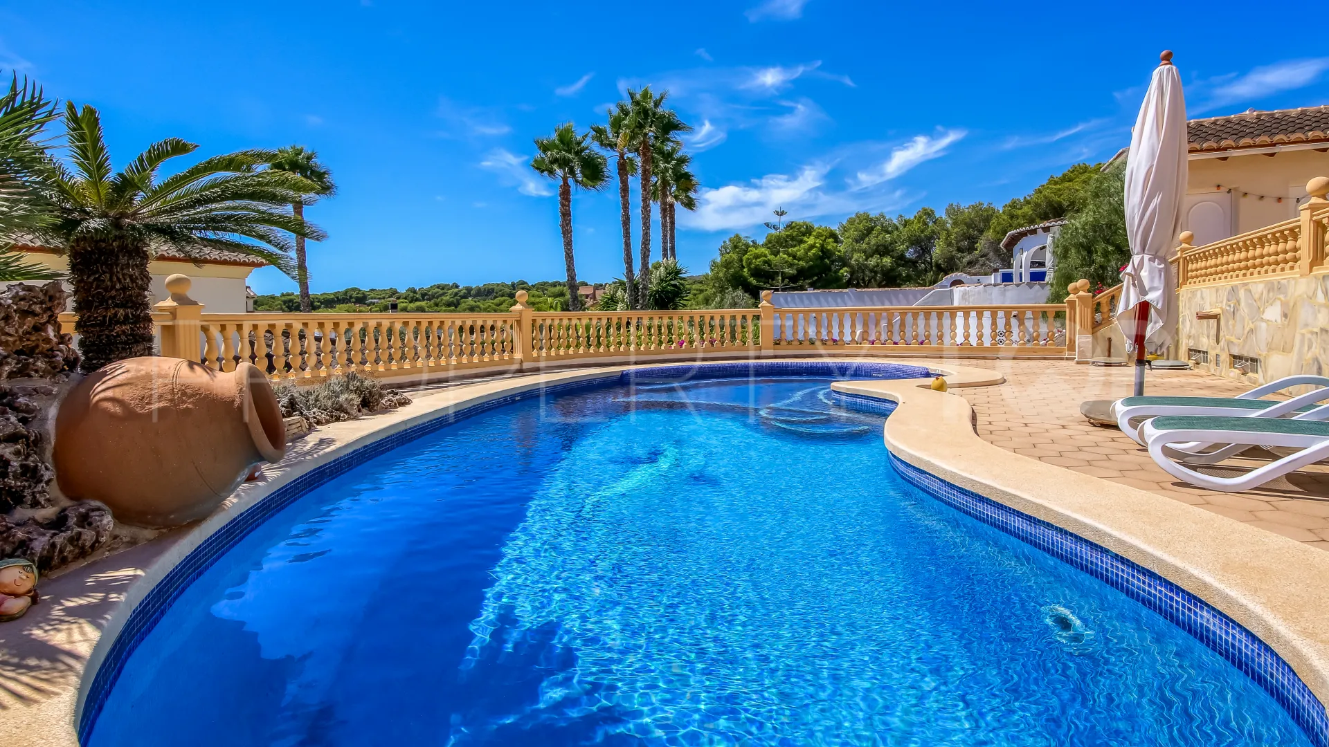 Villa en venta con 5 dormitorios en Moraira