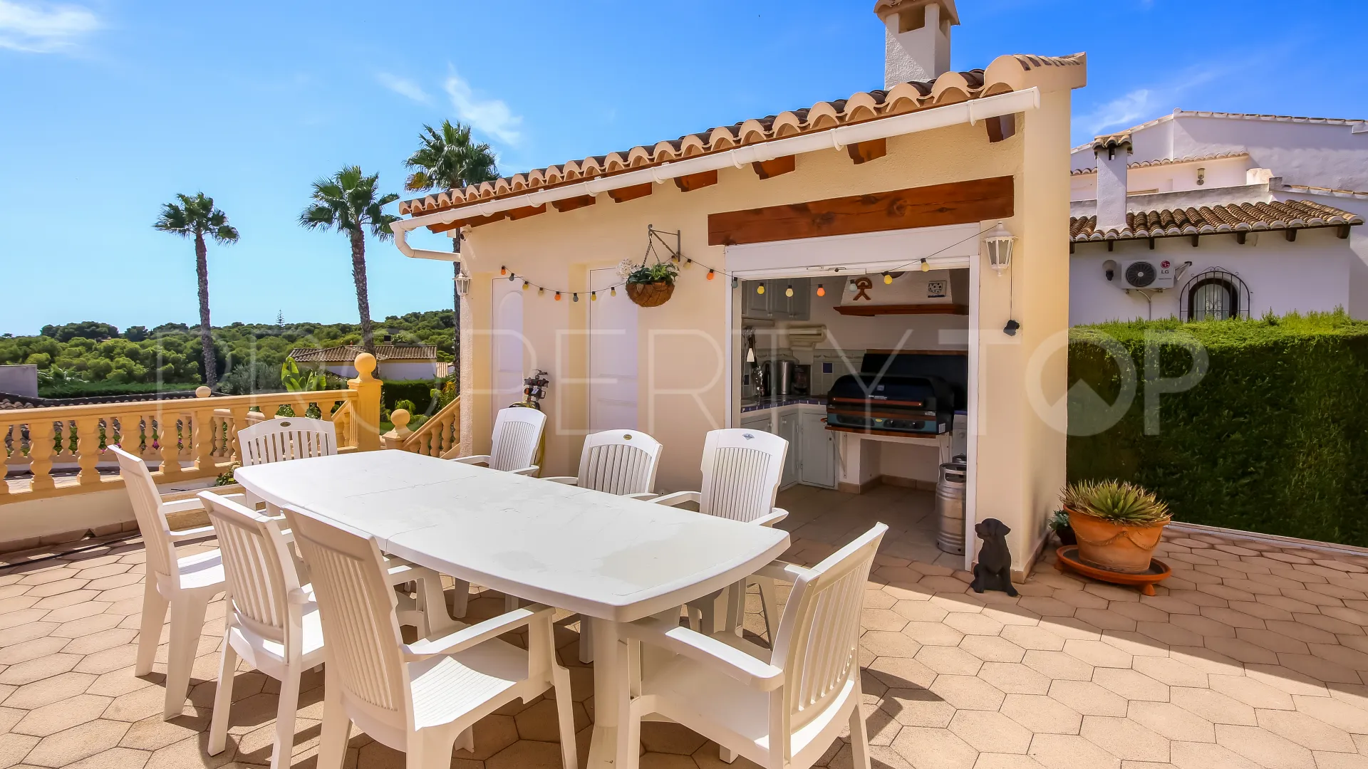 Villa en venta con 5 dormitorios en Moraira