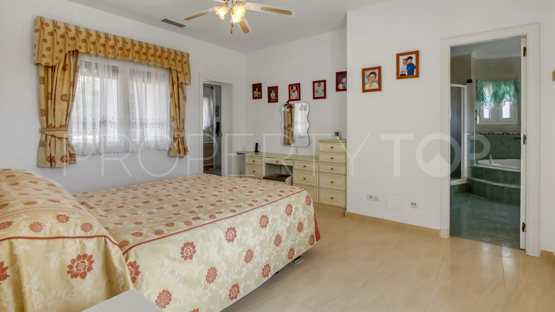 Villa en venta con 5 dormitorios en Moraira