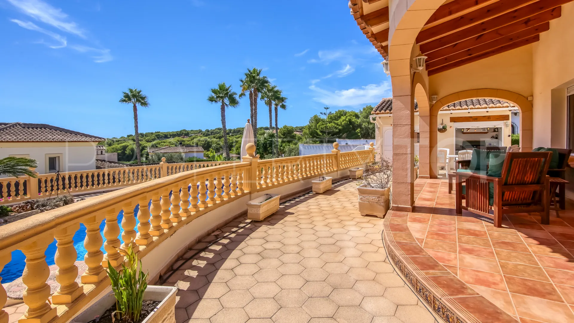 Villa en venta con 5 dormitorios en Moraira