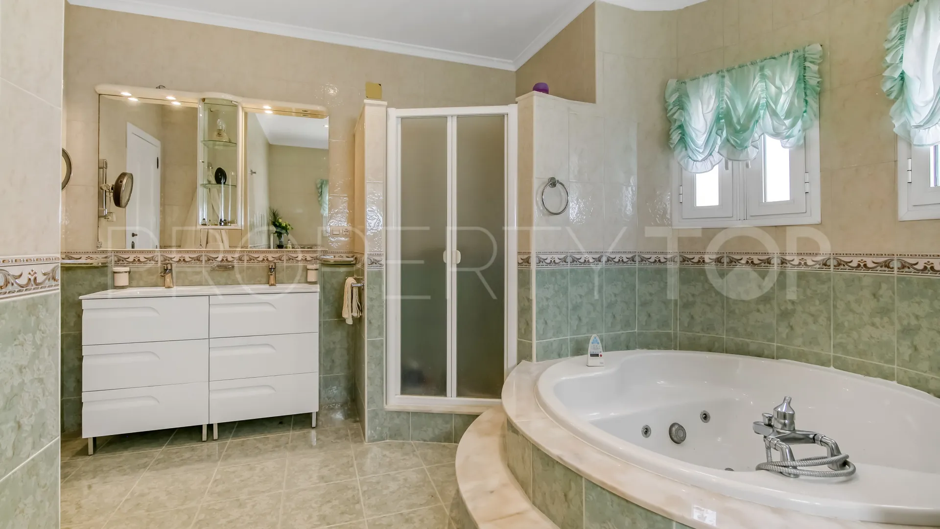 Villa en venta con 5 dormitorios en Moraira