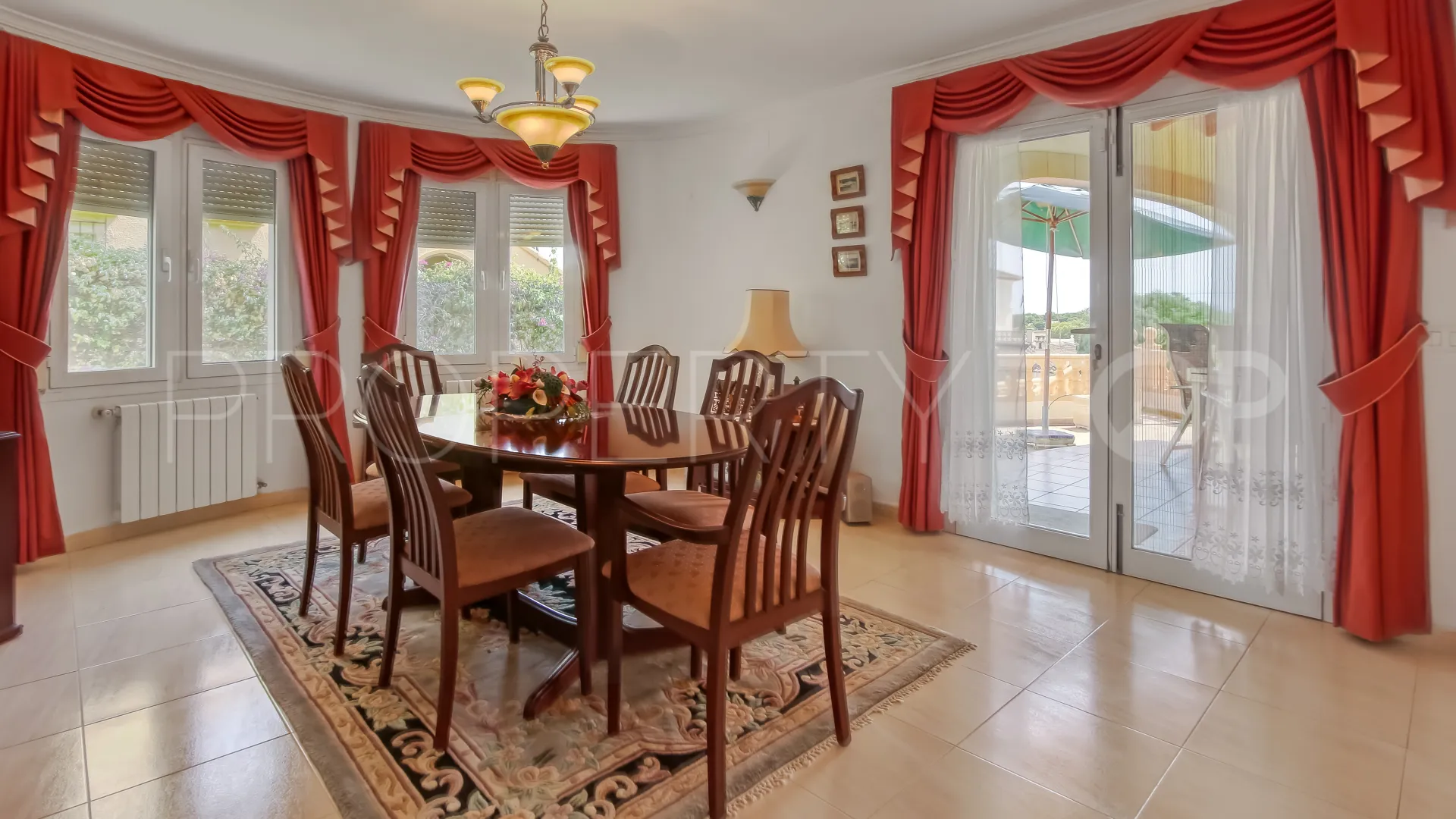 Villa en venta con 5 dormitorios en Moraira