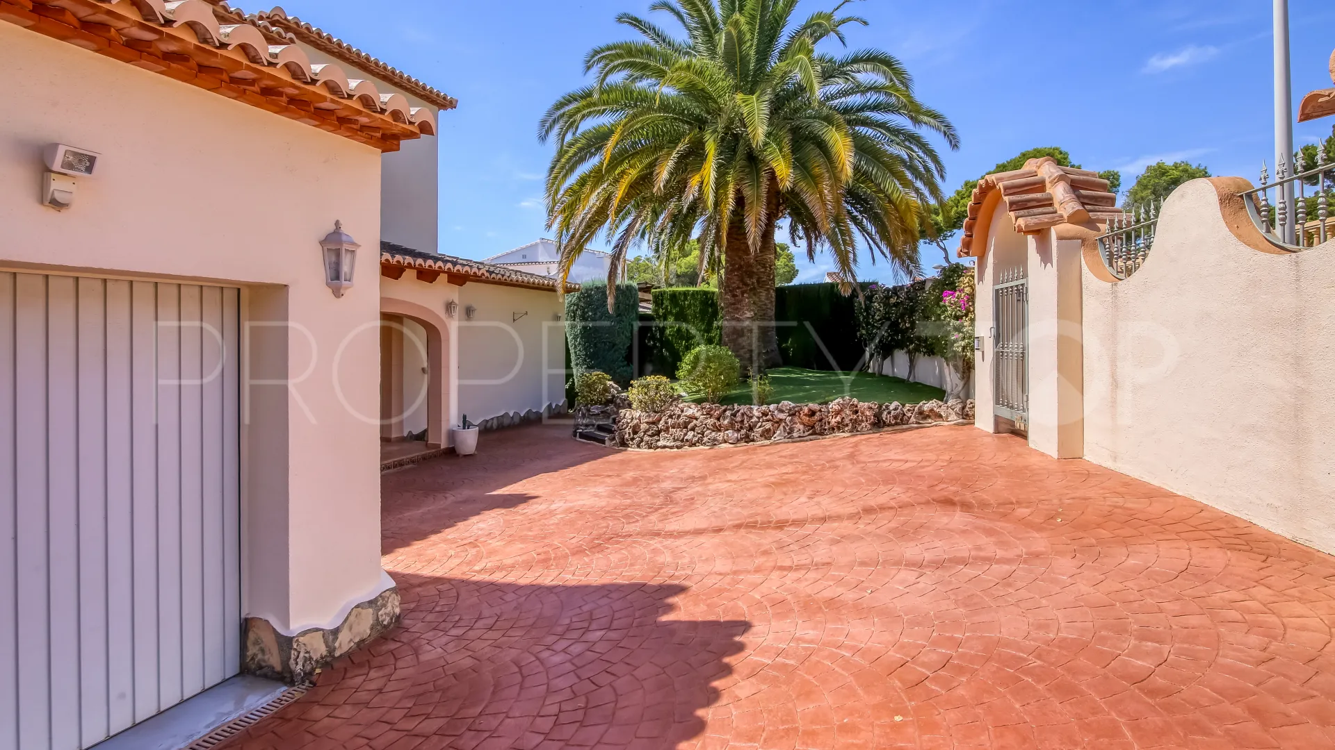 Villa en venta con 5 dormitorios en Moraira
