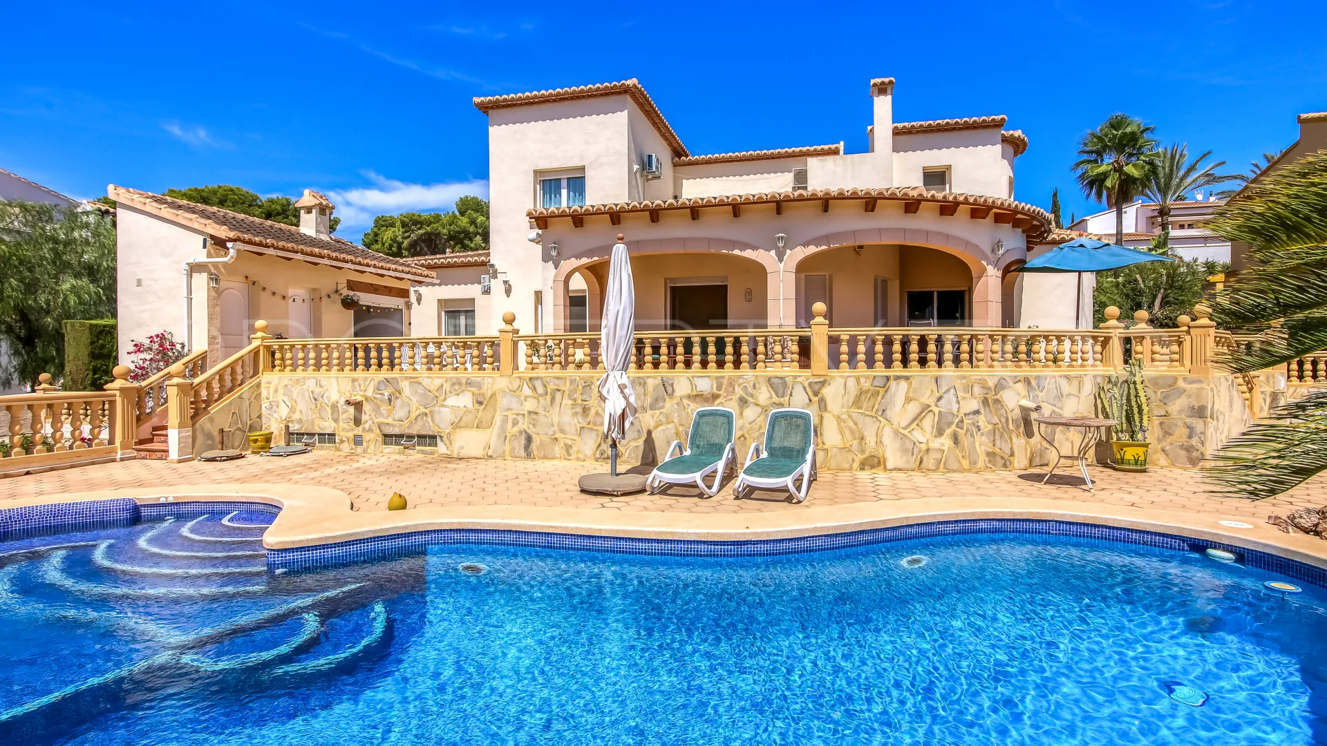 Villa en venta con 5 dormitorios en Moraira