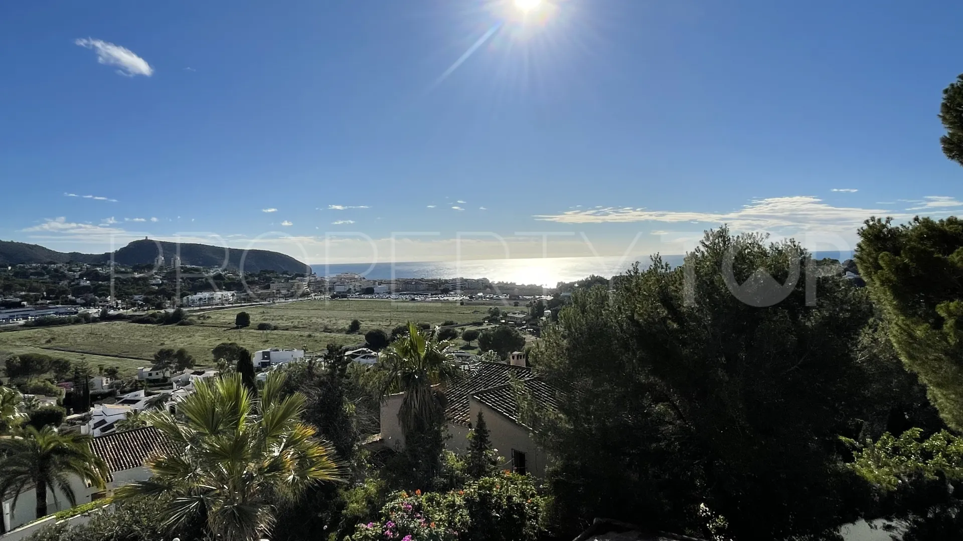 Buy villa in Moraira